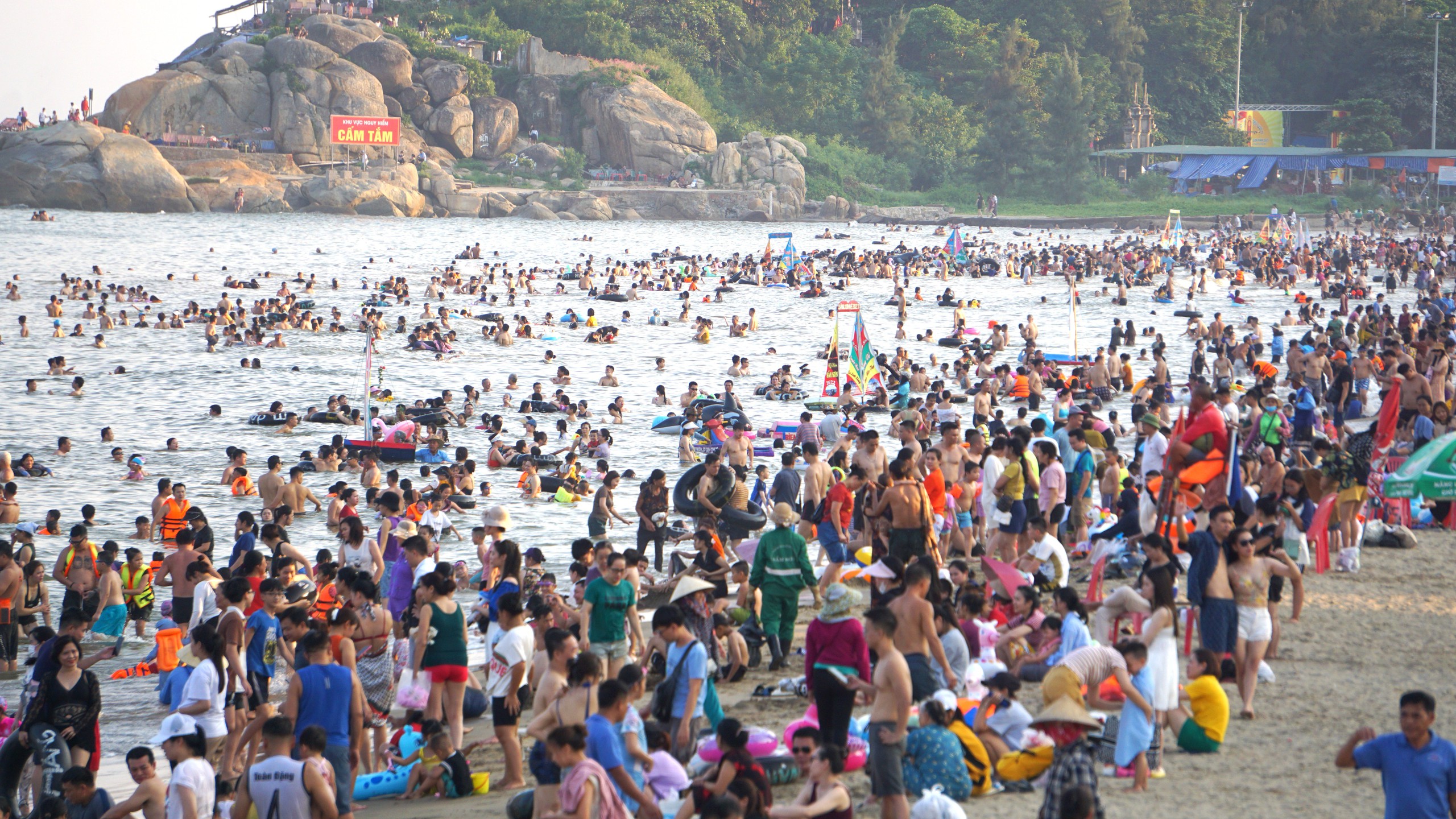 Một phường ở Thanh Hóa đón 8,8 triệu lượt khách du lịch- Ảnh 1.