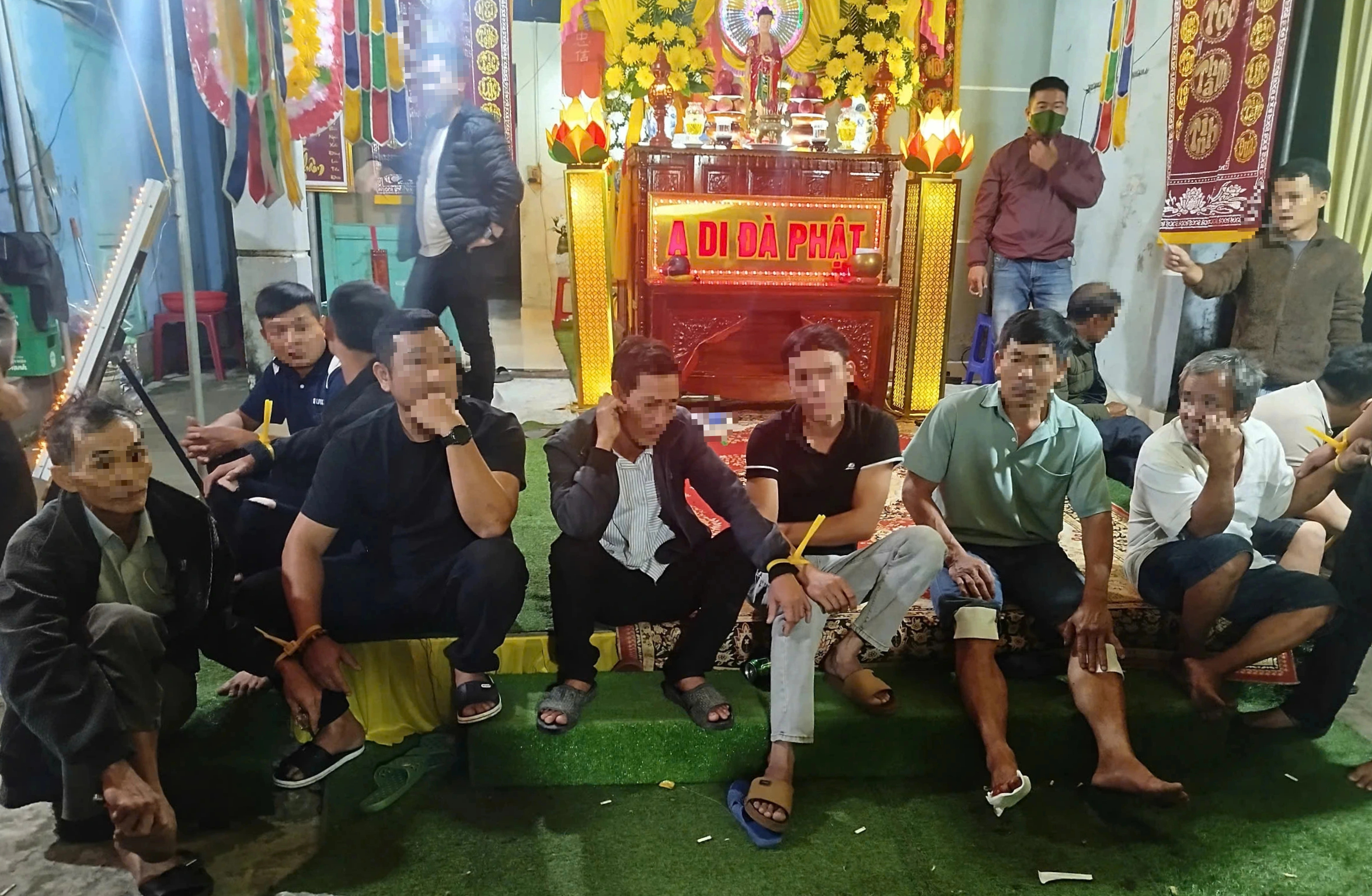 Đánh bạc tại đám tang, 15 người bị công an xử lý- Ảnh 1.