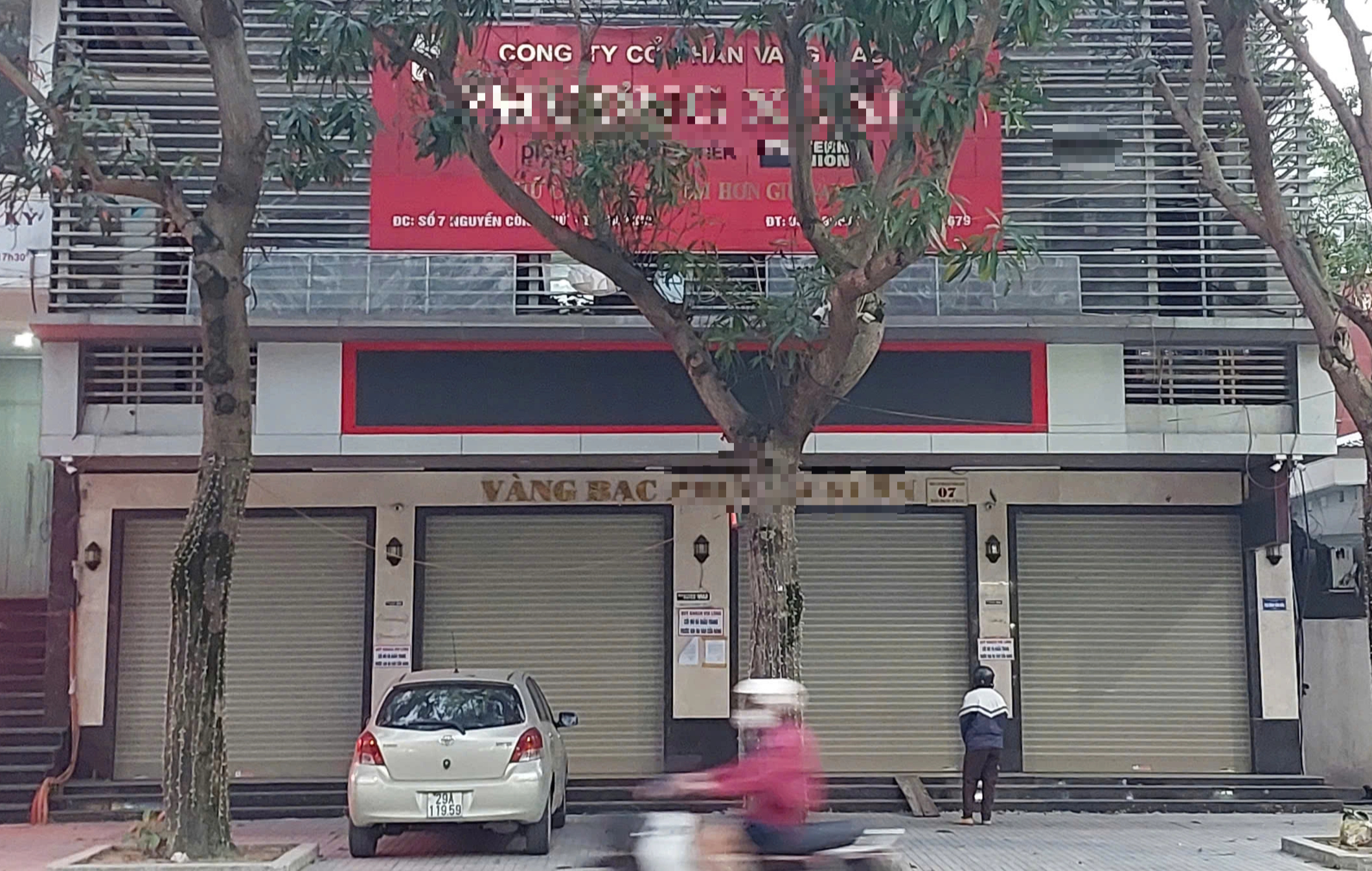 Tiệm vàng lớn ở Hà Tĩnh đóng cửa đột ngột sau kiểm tra của công an - Ảnh 1.