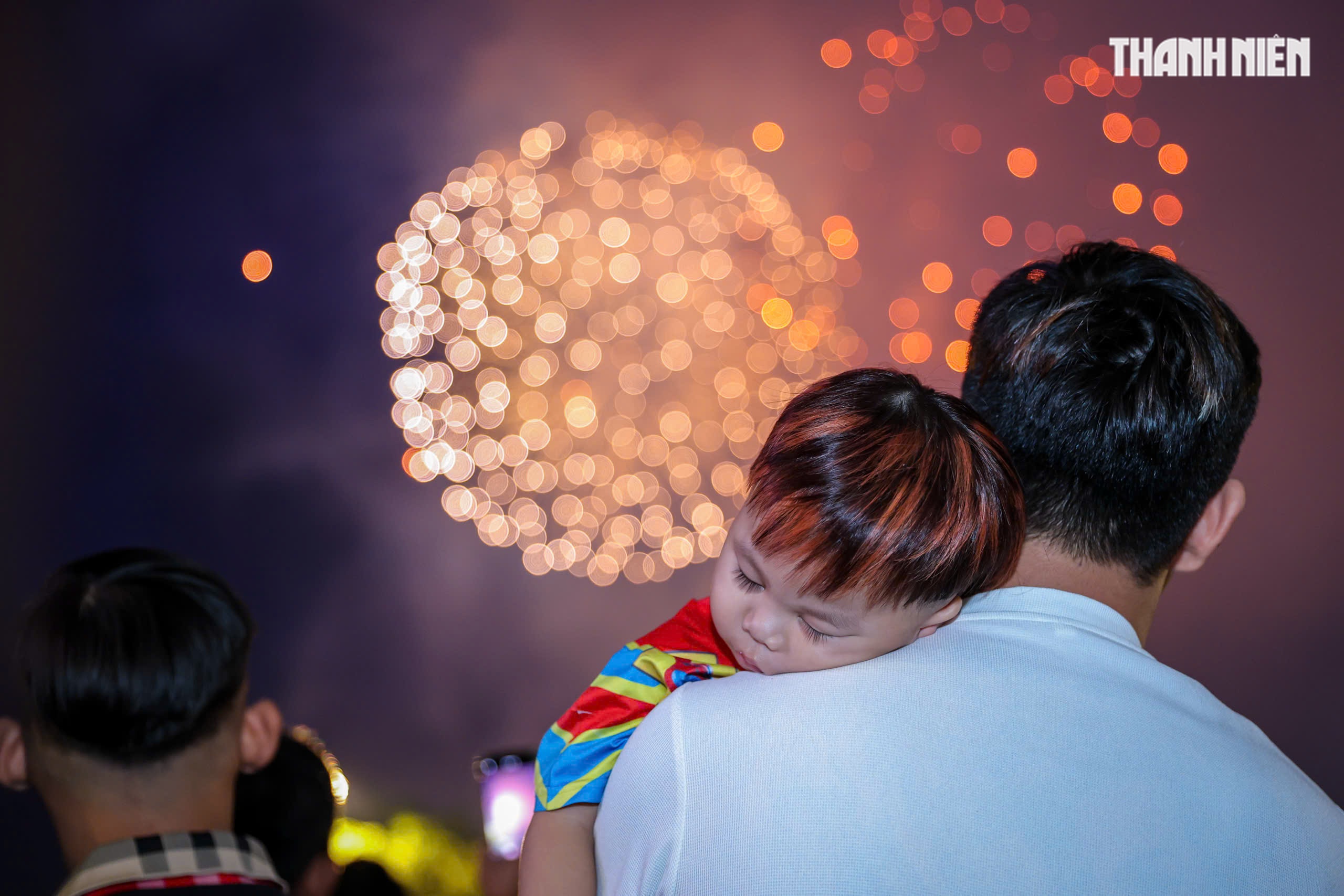 Rực rỡ ph&aacute;o hoa tr&ecirc;n bầu trời TP.HCM: Người d&acirc;n đ&oacute;n năm mới 2026 đầy hy vọng - Ảnh 5.