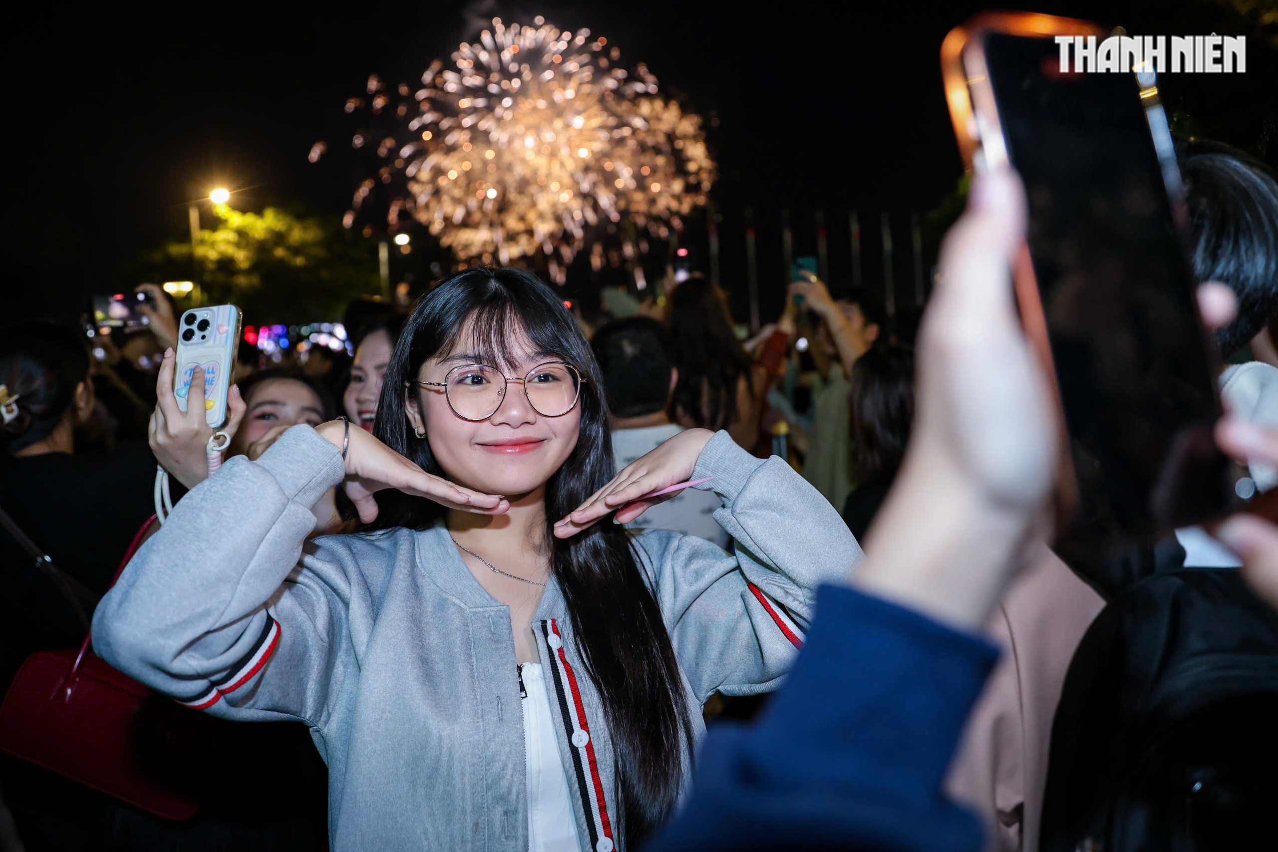 Rực rỡ ph&aacute;o hoa tr&ecirc;n bầu trời TP.HCM: Người d&acirc;n đ&oacute;n năm mới 2026 đầy hy vọng - Ảnh 3.