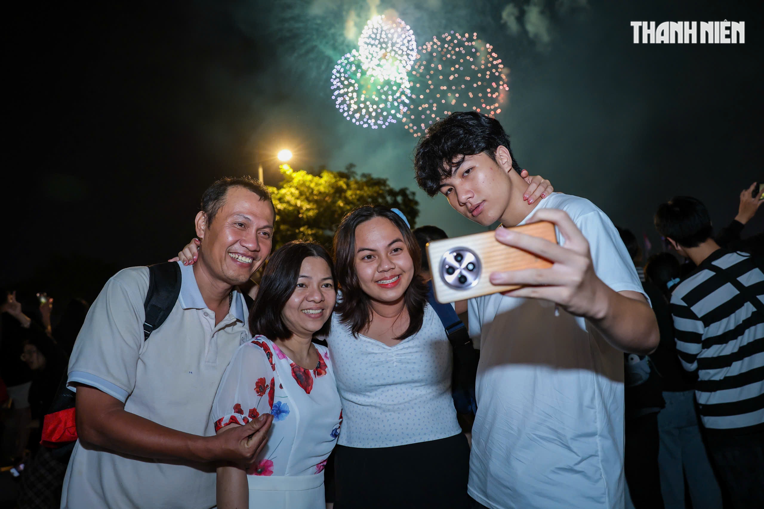 Rực rỡ ph&aacute;o hoa tr&ecirc;n bầu trời TP.HCM: Người d&acirc;n đ&oacute;n năm mới 2026 đầy hy vọng - Ảnh 6.