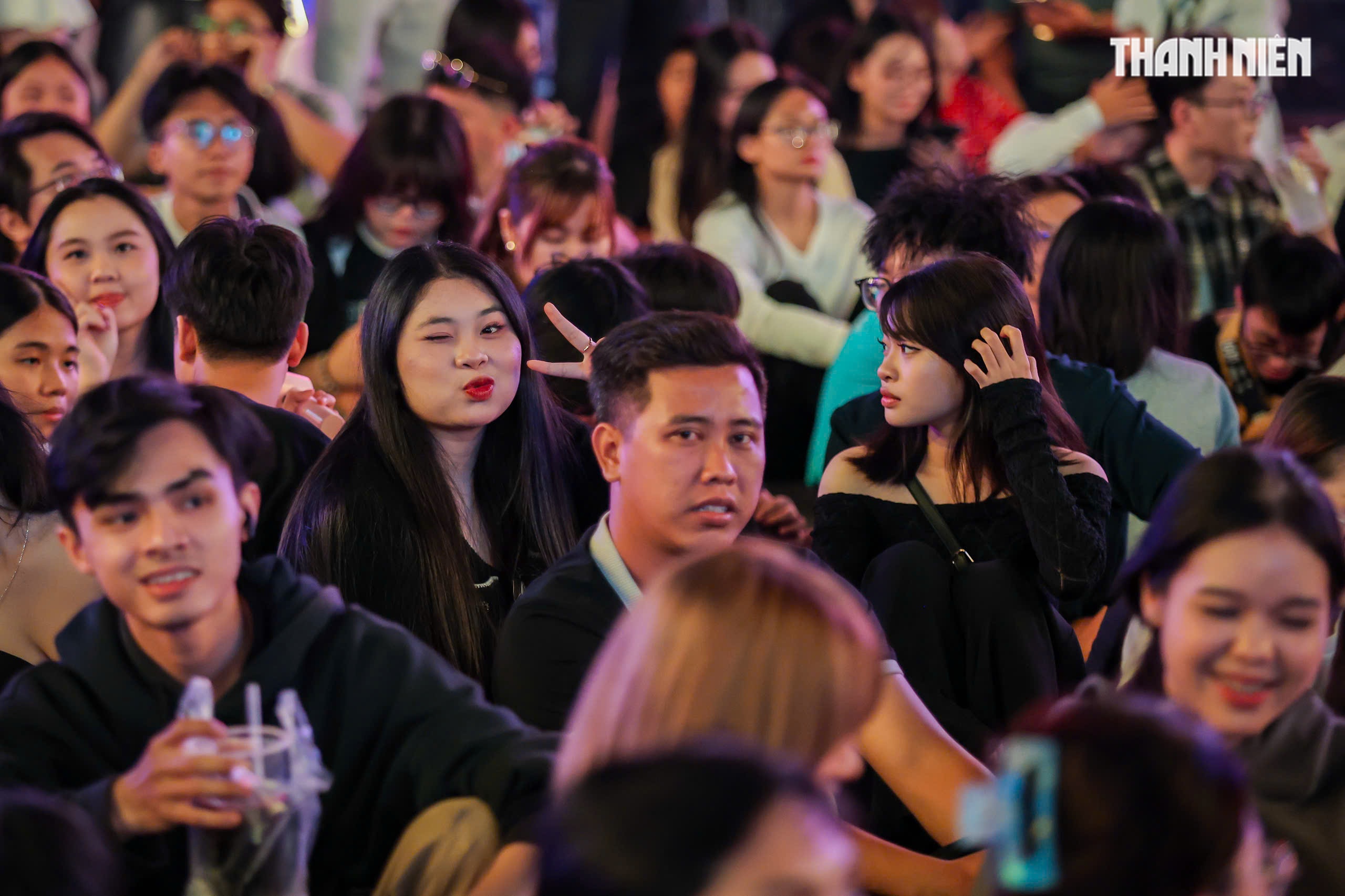 Rực rỡ ph&aacute;o hoa tr&ecirc;n bầu trời TP.HCM: Người d&acirc;n đ&oacute;n năm mới 2026 đầy hy vọng - Ảnh 15.