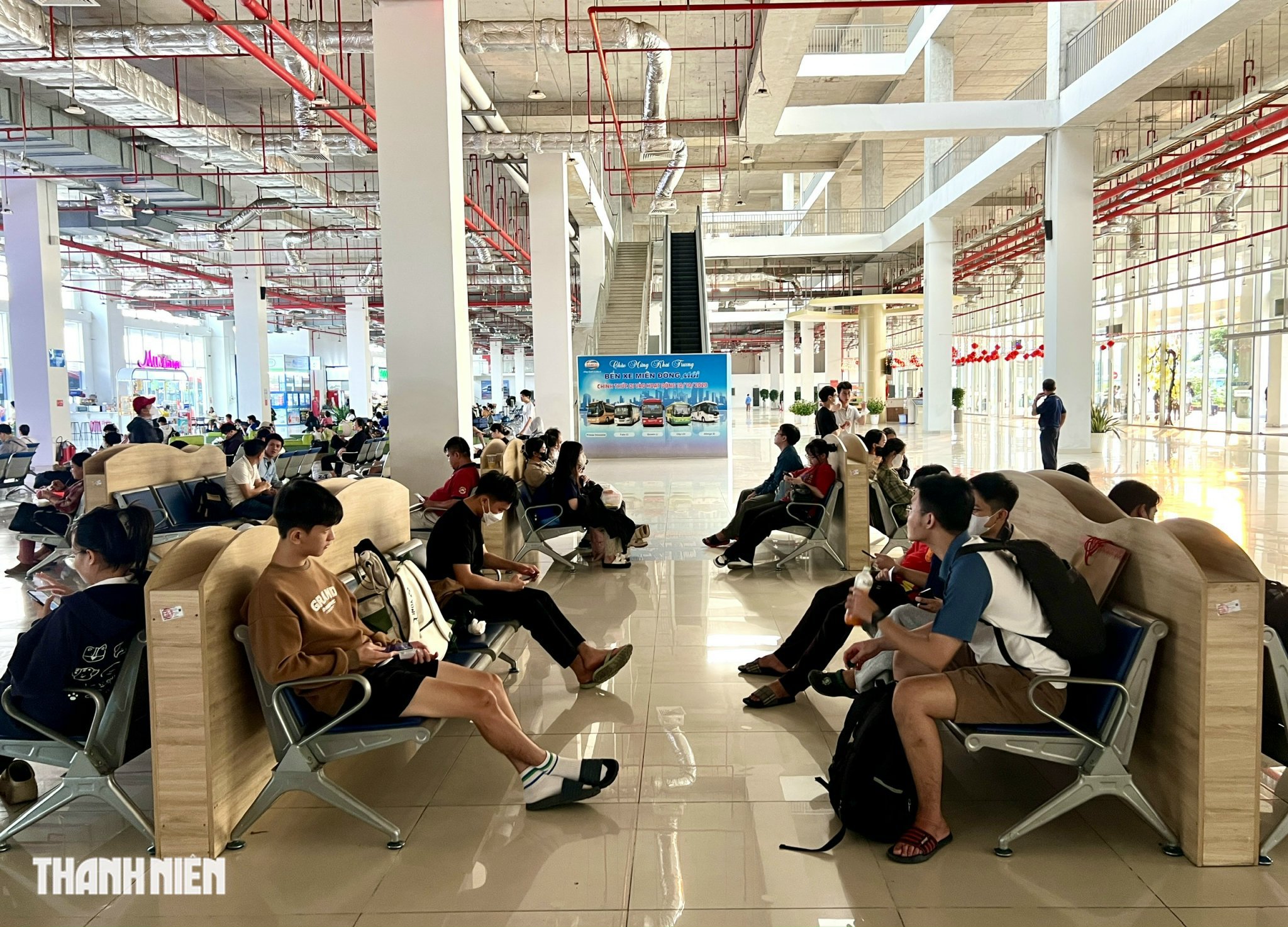 Ng&agrave;y cuối c&ugrave;ng năm 2025: Người ra bến xe về qu&ecirc;, đường s&aacute; đ&ocirc;ng đ&uacute;c xe cộ - Ảnh 8.