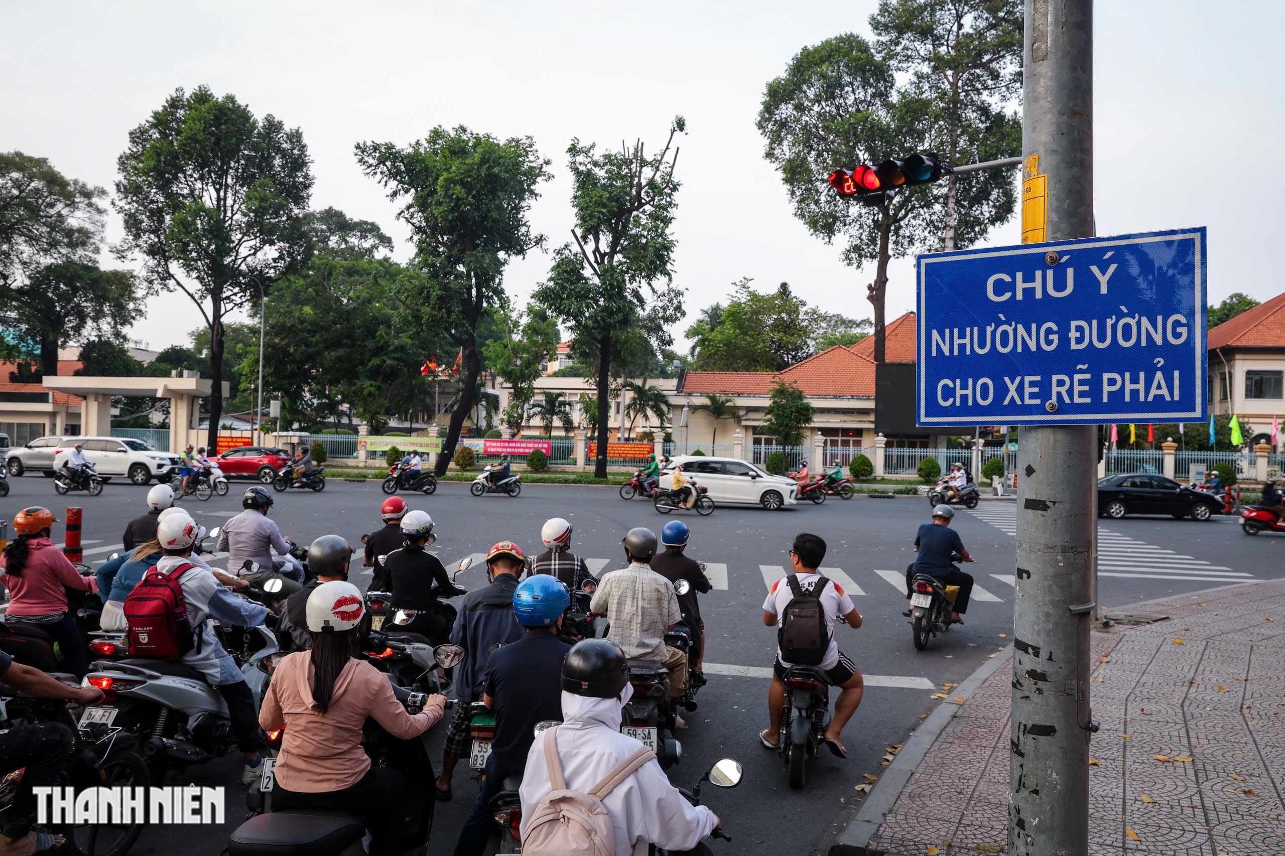 Người d&acirc;n TP.HCM đi thế n&agrave;o ở vạch mắt v&otilde;ng rẽ phải khi đ&egrave;n đỏ năm 2025 - Ảnh 8.