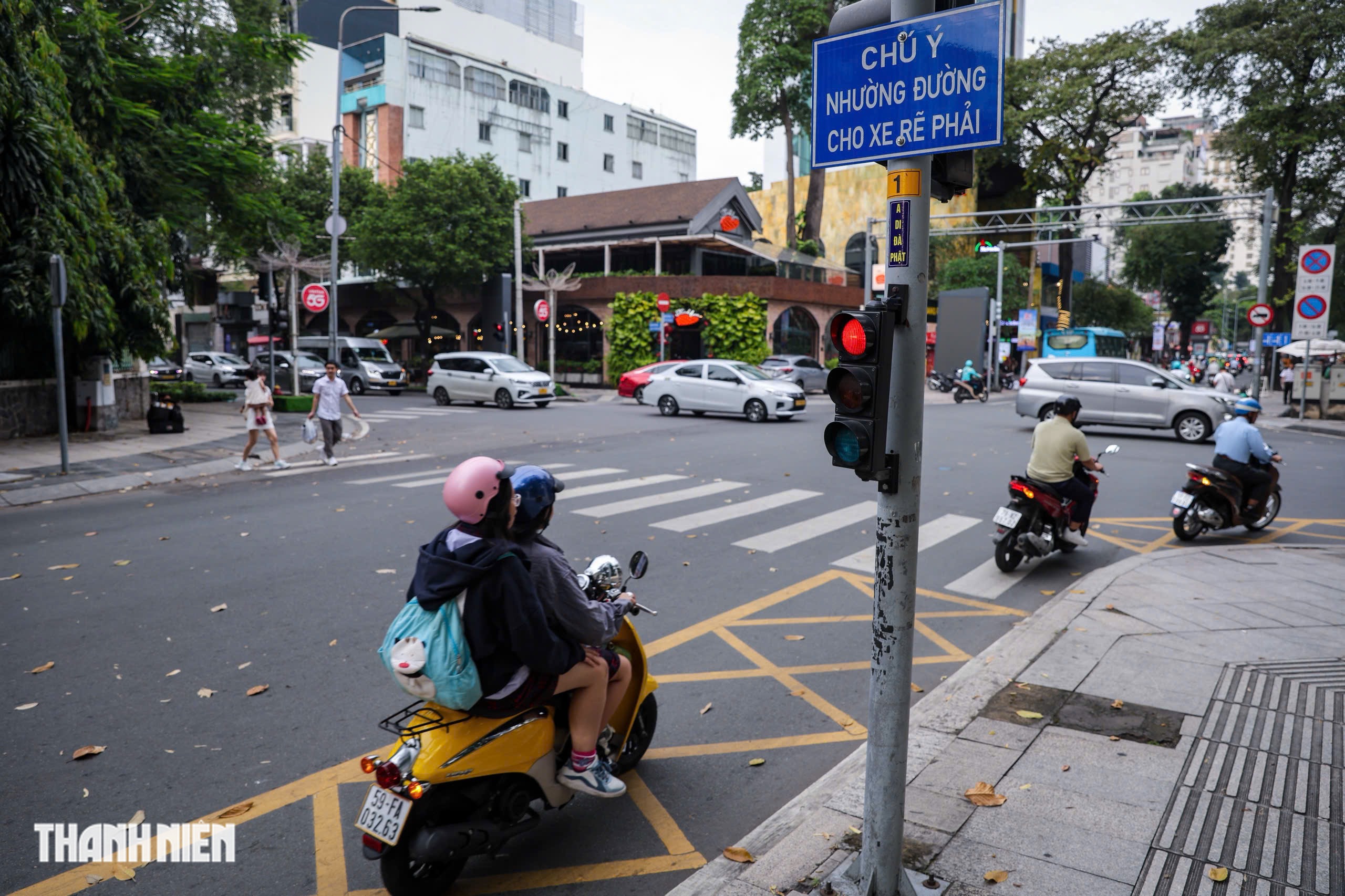 Người d&acirc;n TP.HCM đi thế n&agrave;o ở vạch mắt v&otilde;ng rẽ phải khi đ&egrave;n đỏ năm 2025 - Ảnh 6.