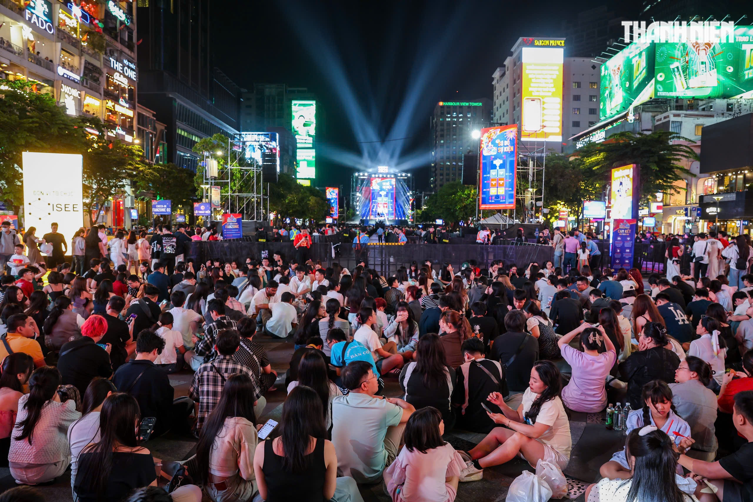 Rực rỡ ph&aacute;o hoa tr&ecirc;n bầu trời TP.HCM: Người d&acirc;n đ&oacute;n năm mới 2026 đầy hy vọng - Ảnh 12.