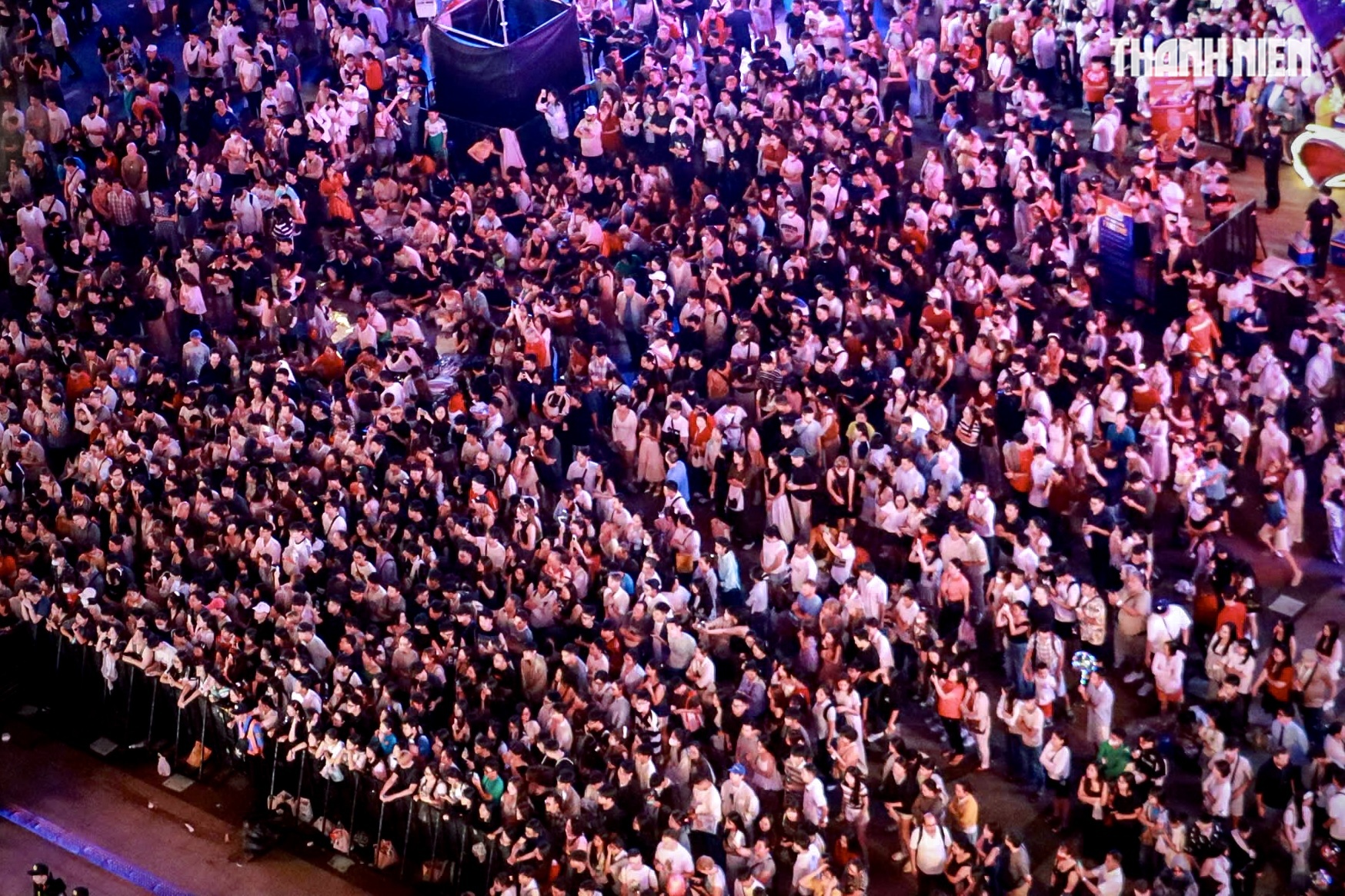 Rực rỡ ph&aacute;o hoa tr&ecirc;n bầu trời TP.HCM: Người d&acirc;n đ&oacute;n năm mới 2026 đầy hy vọng - Ảnh 13.