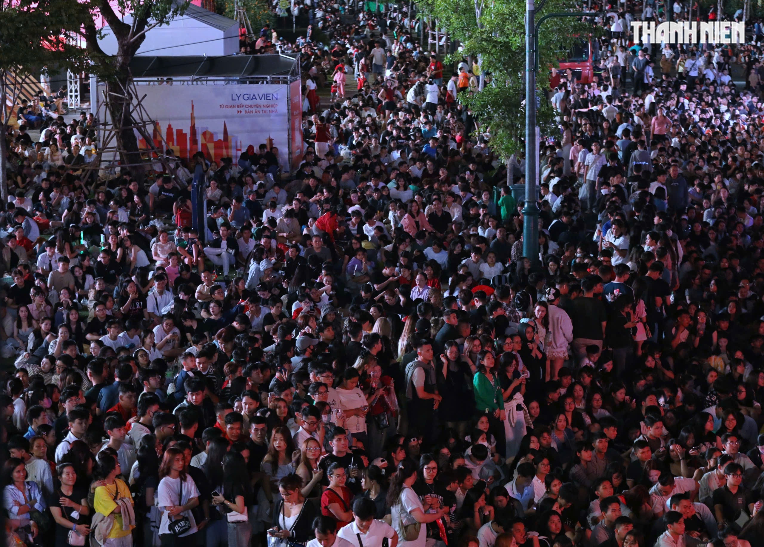 Rực rỡ ph&aacute;o hoa tr&ecirc;n bầu trời TP.HCM: Người d&acirc;n đ&oacute;n năm mới 2026 đầy hy vọng - Ảnh 10.