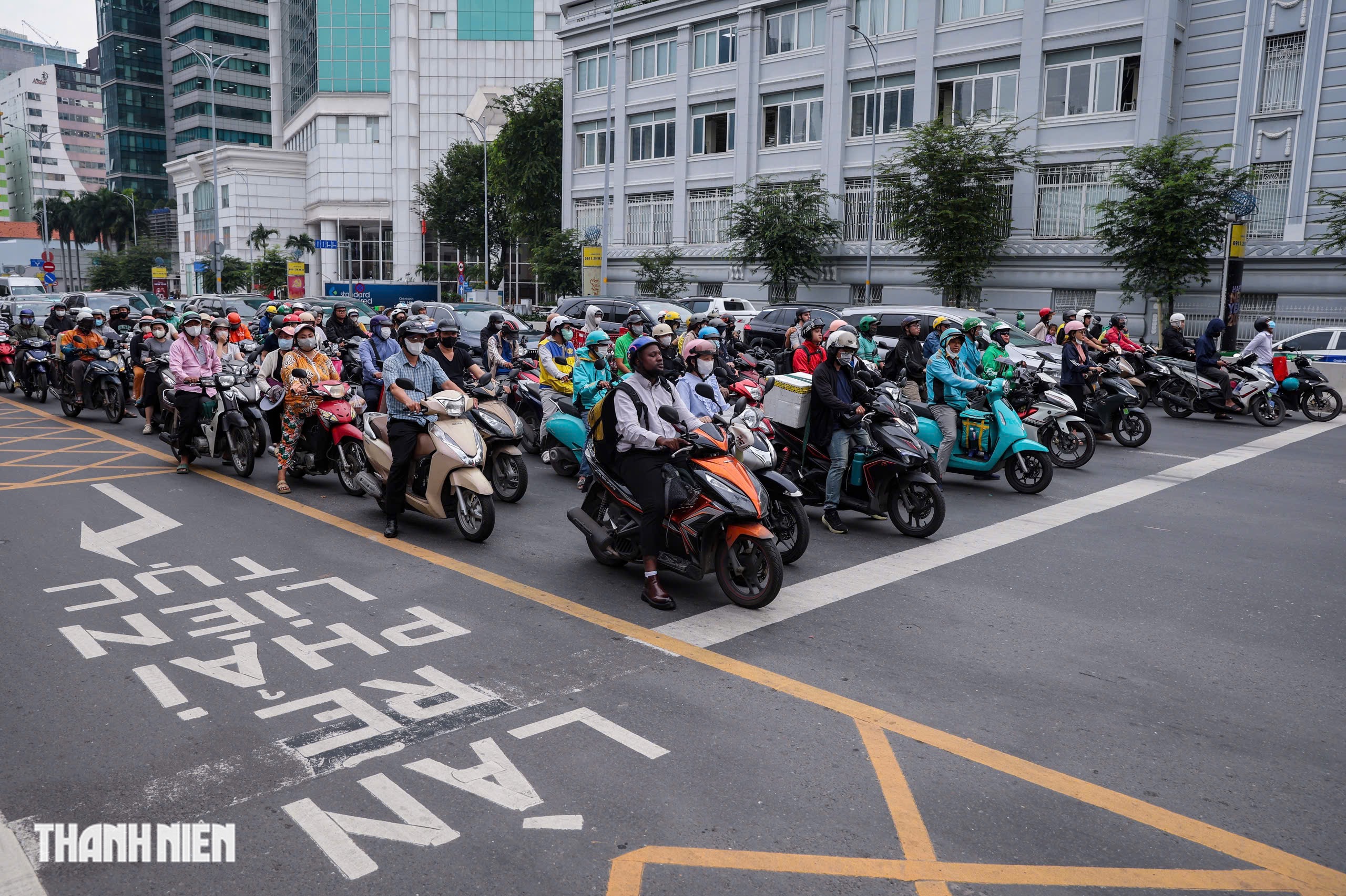 Người d&acirc;n TP.HCM đi thế n&agrave;o ở vạch mắt v&otilde;ng rẽ phải khi đ&egrave;n đỏ năm 2025 - Ảnh 1.