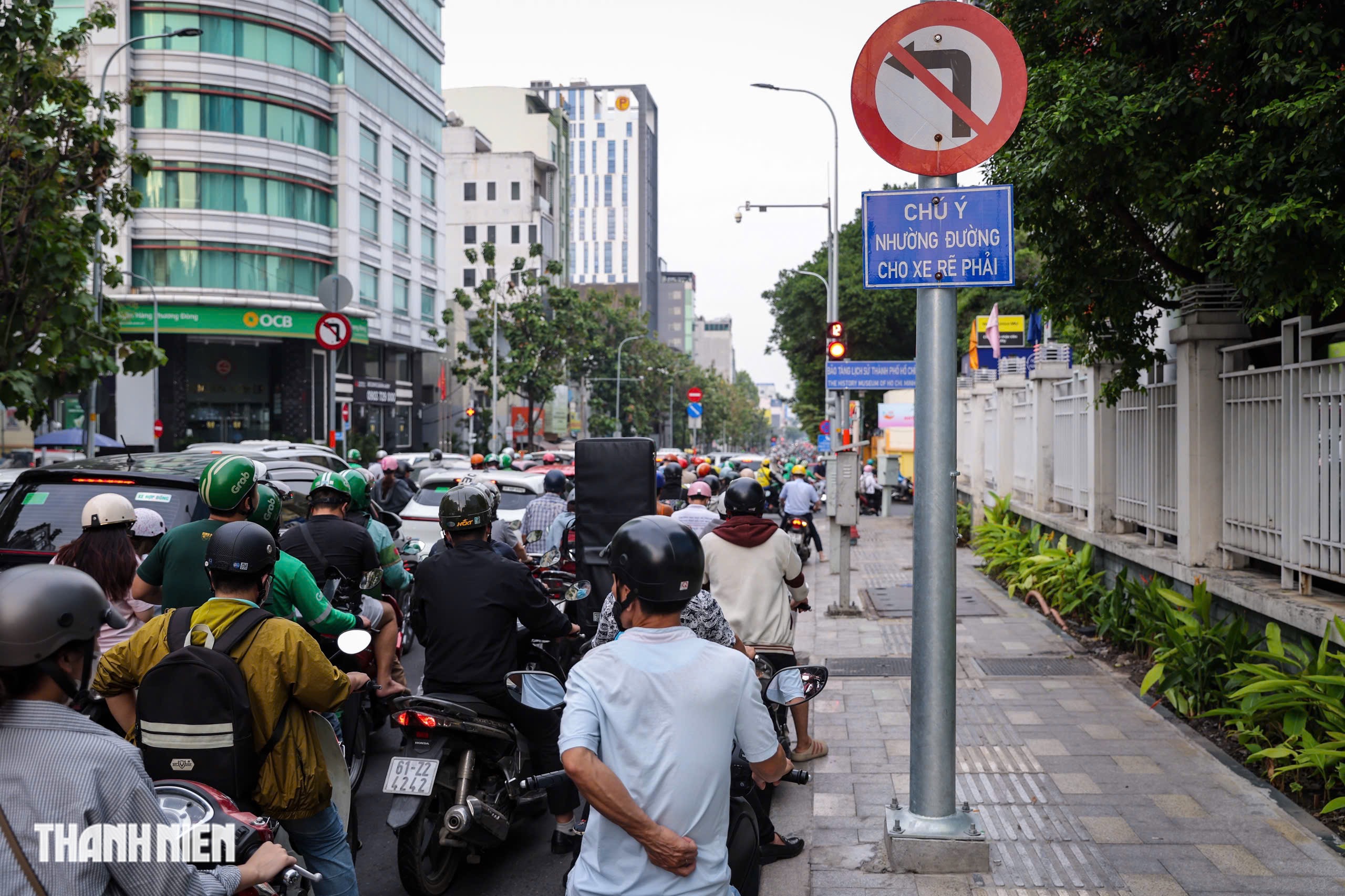 Người d&acirc;n TP.HCM đi thế n&agrave;o ở vạch mắt v&otilde;ng rẽ phải khi đ&egrave;n đỏ năm 2025 - Ảnh 10.