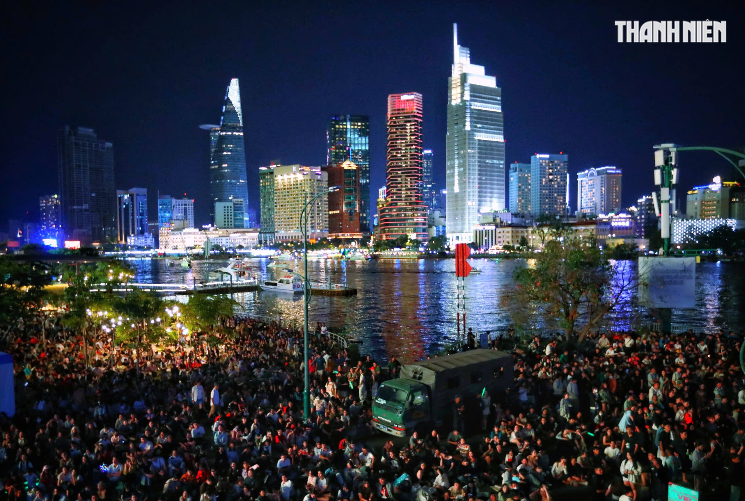Rực rỡ ph&aacute;o hoa tr&ecirc;n bầu trời TP.HCM: Người d&acirc;n đ&oacute;n năm mới 2026 đầy hy vọng - Ảnh 11.