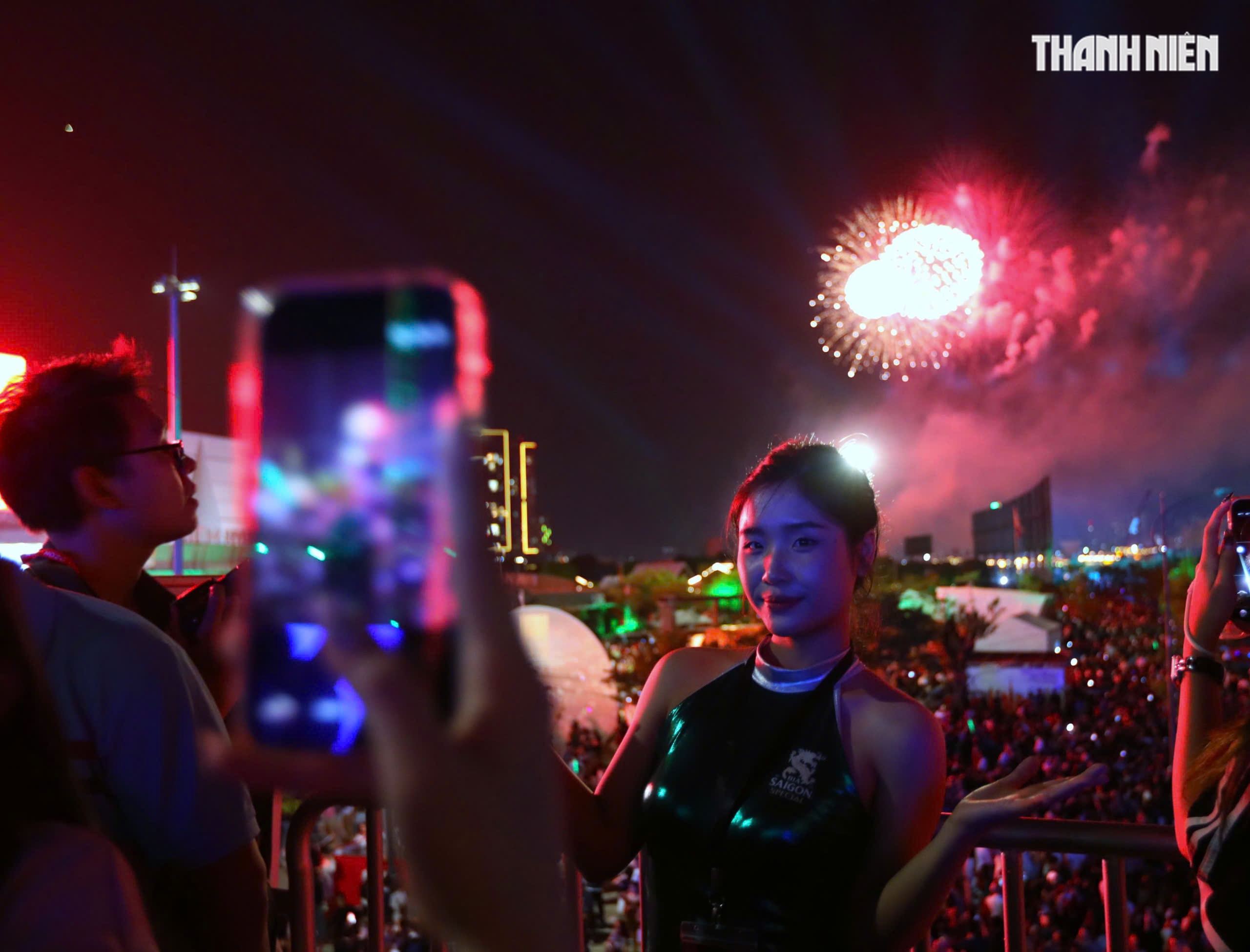 Rực rỡ ph&aacute;o hoa tr&ecirc;n bầu trời TP.HCM: Người d&acirc;n đ&oacute;n năm mới 2026 đầy hy vọng - Ảnh 8.