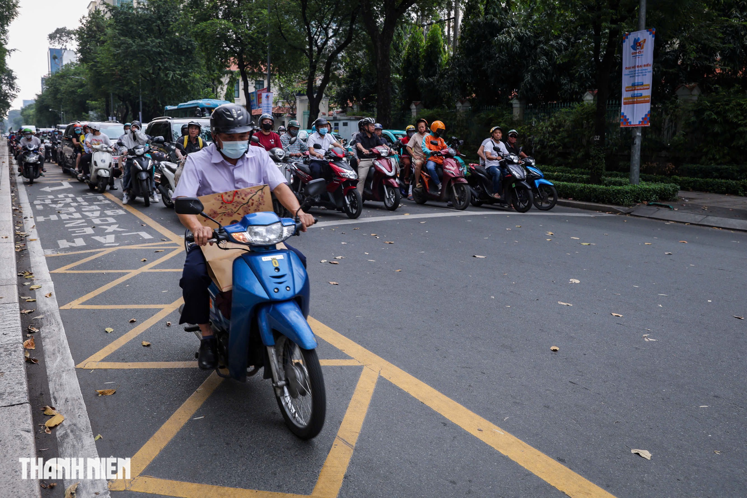 Người d&acirc;n TP.HCM đi thế n&agrave;o ở vạch mắt v&otilde;ng rẽ phải khi đ&egrave;n đỏ năm 2025 - Ảnh 5.