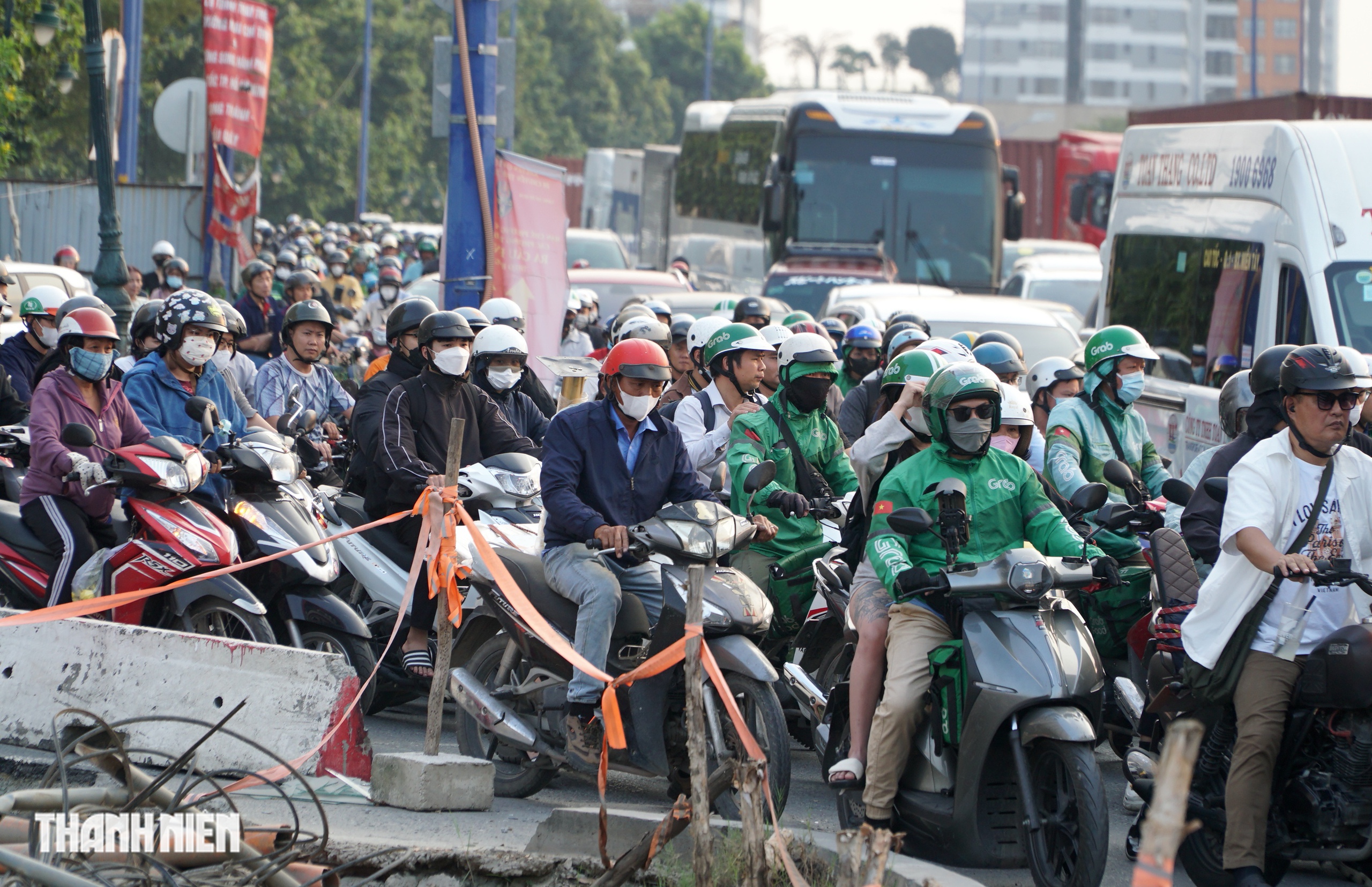 Ng&agrave;y cuối c&ugrave;ng năm 2025: Người ra bến xe về qu&ecirc;, đường s&aacute; đ&ocirc;ng đ&uacute;c xe cộ - Ảnh 3.