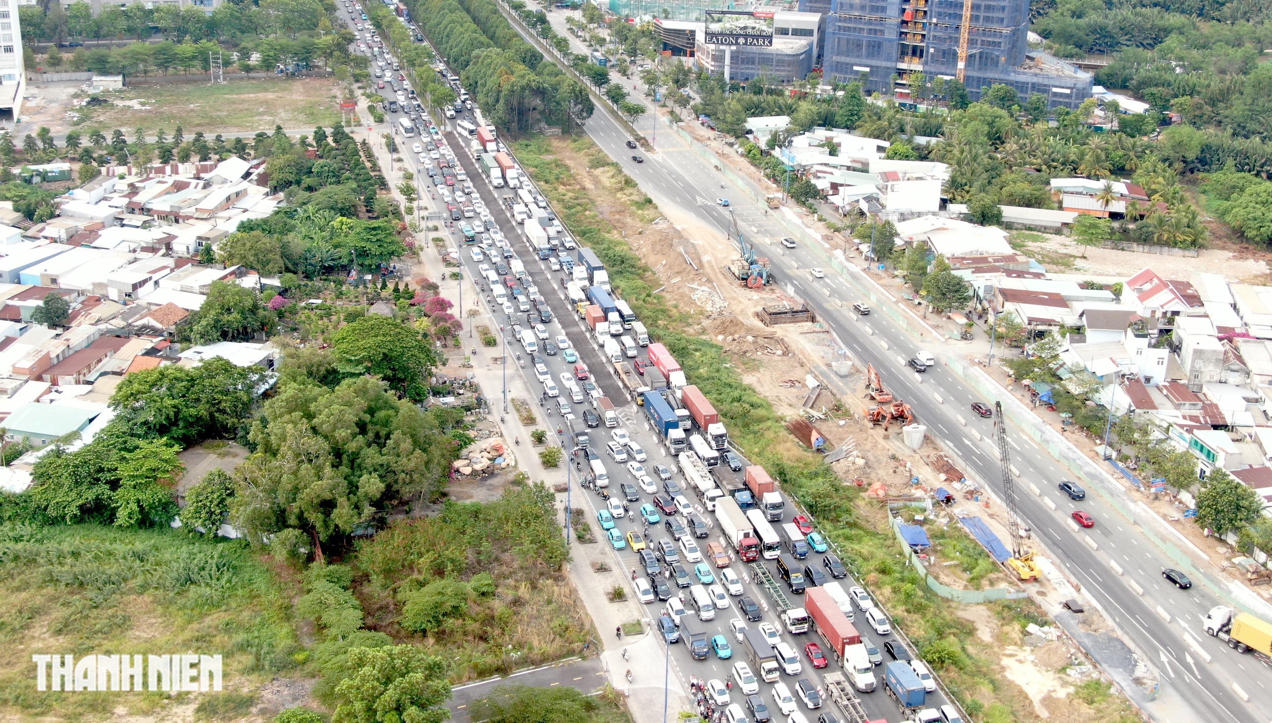 Ng&agrave;y cuối c&ugrave;ng năm 2025: Người ra bến xe về qu&ecirc;, đường s&aacute; đ&ocirc;ng đ&uacute;c xe cộ - Ảnh 1.