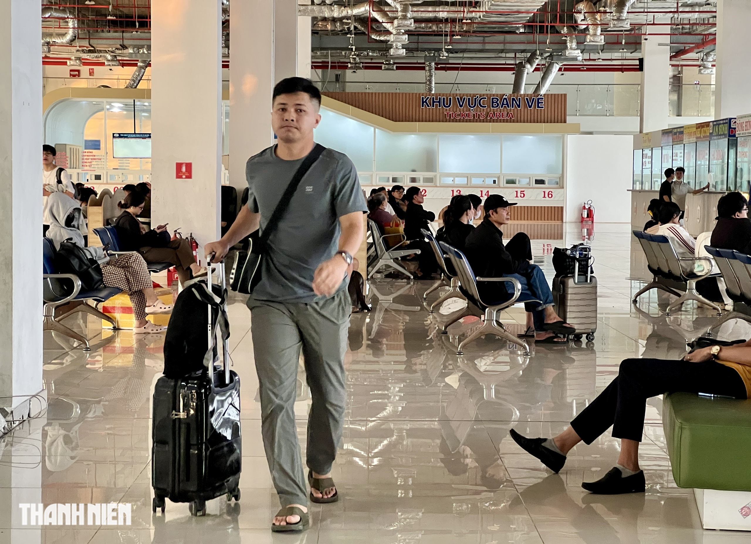 Ng&agrave;y cuối c&ugrave;ng năm 2025: Người ra bến xe về qu&ecirc;, đường s&aacute; đ&ocirc;ng đ&uacute;c xe cộ - Ảnh 7.