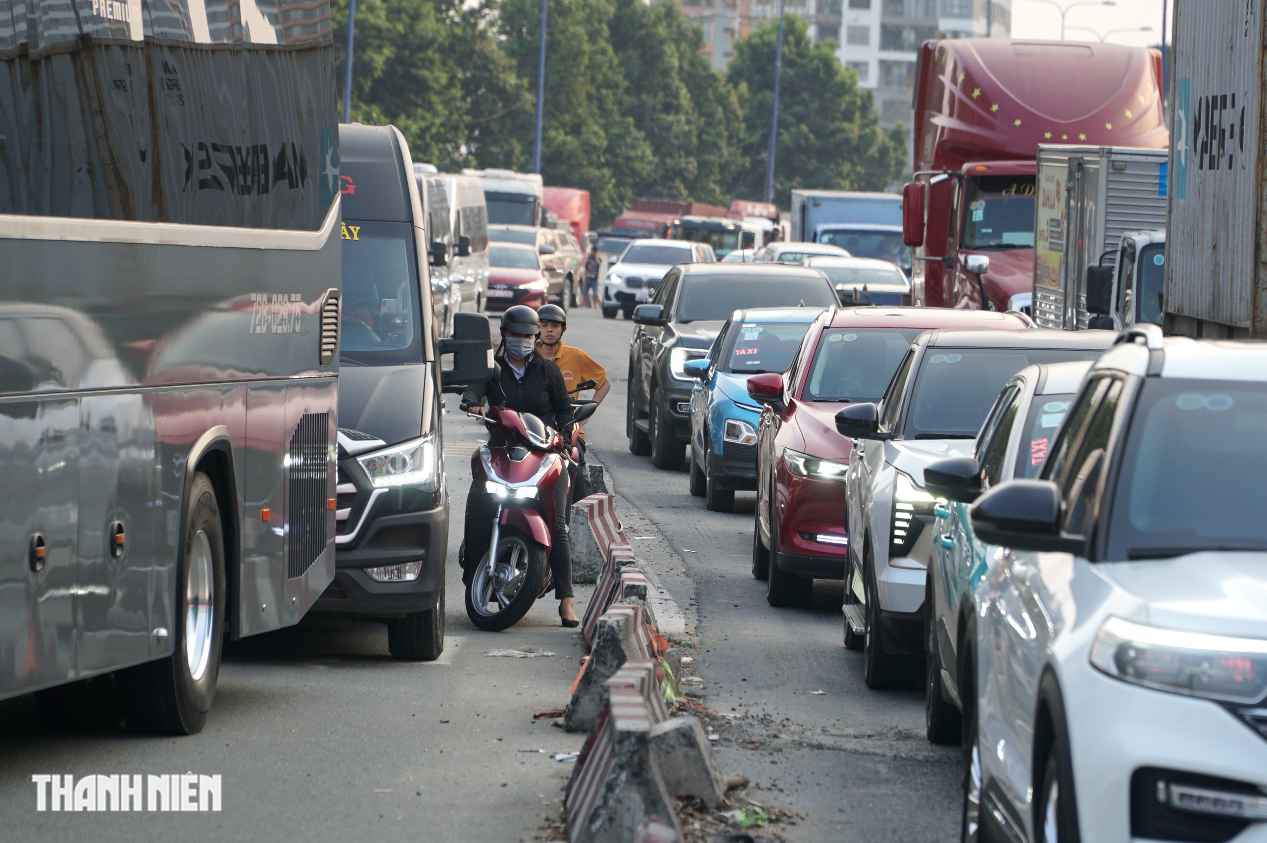 Ng&agrave;y cuối c&ugrave;ng năm 2025: Người ra bến xe về qu&ecirc;, đường s&aacute; đ&ocirc;ng đ&uacute;c xe cộ - Ảnh 4.