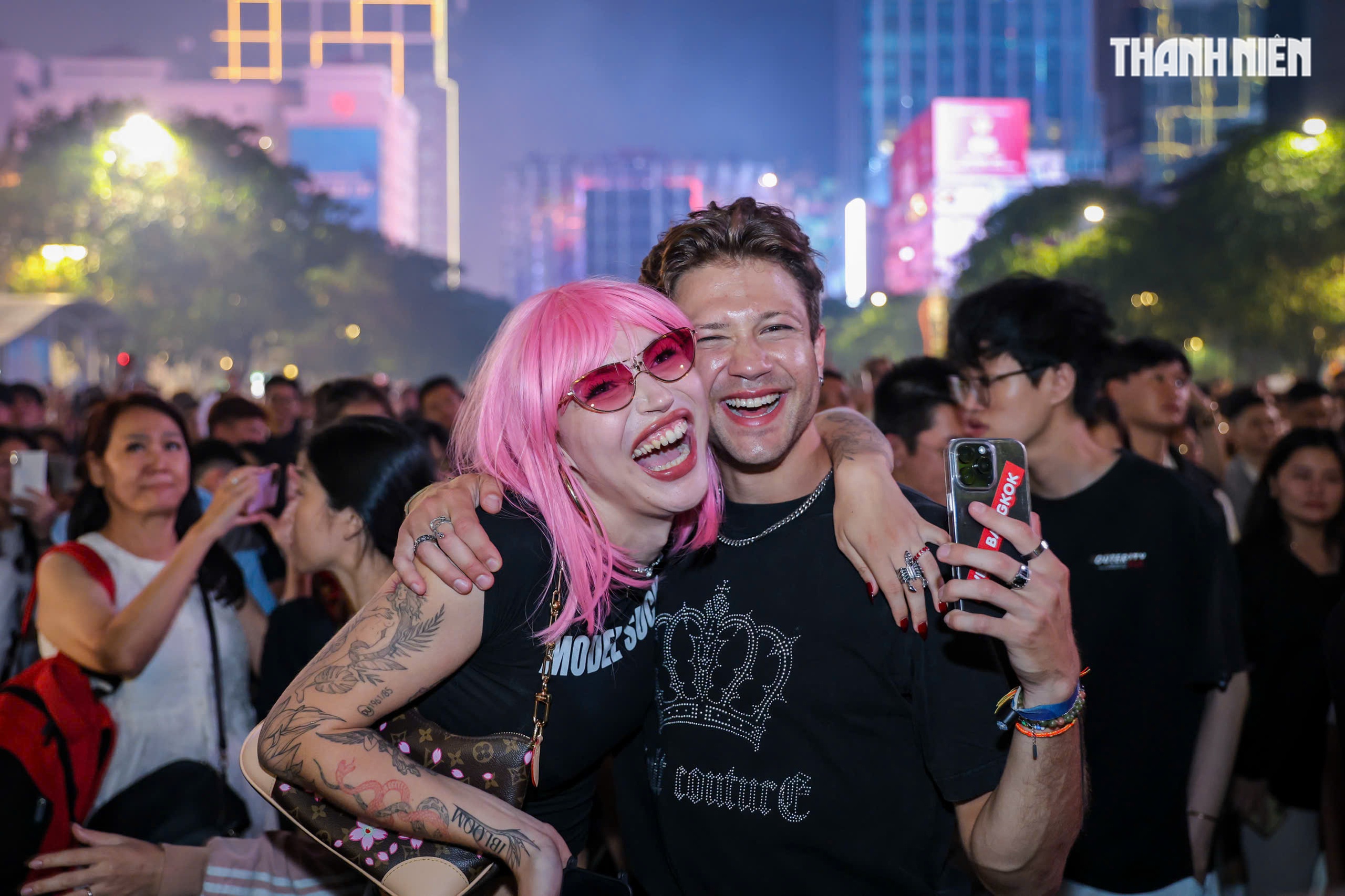 Rực rỡ ph&aacute;o hoa tr&ecirc;n bầu trời TP.HCM: Người d&acirc;n đ&oacute;n năm mới 2026 đầy hy vọng - Ảnh 4.