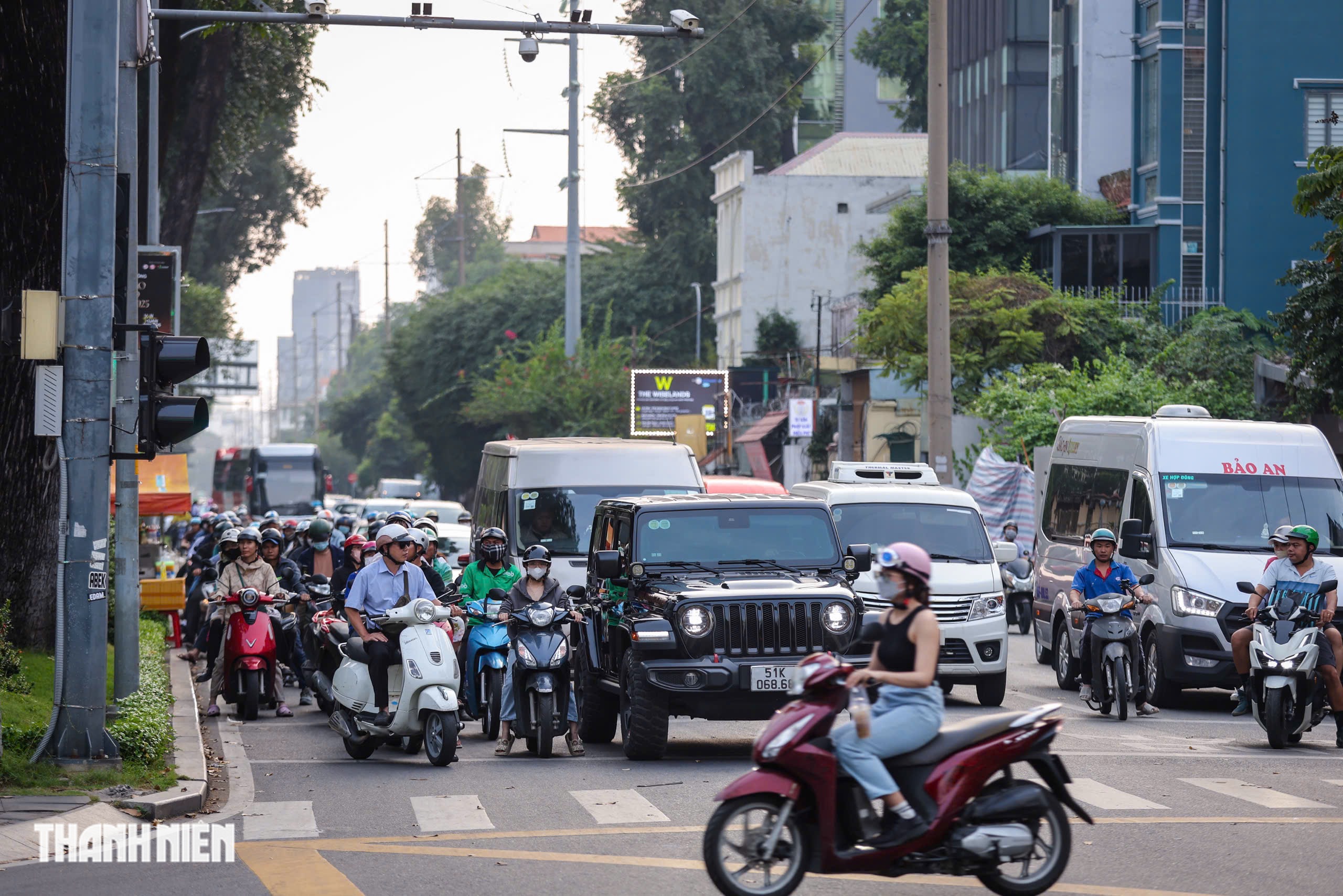 Người d&acirc;n TP.HCM đi thế n&agrave;o ở vạch mắt v&otilde;ng rẽ phải khi đ&egrave;n đỏ năm 2025 - Ảnh 9.