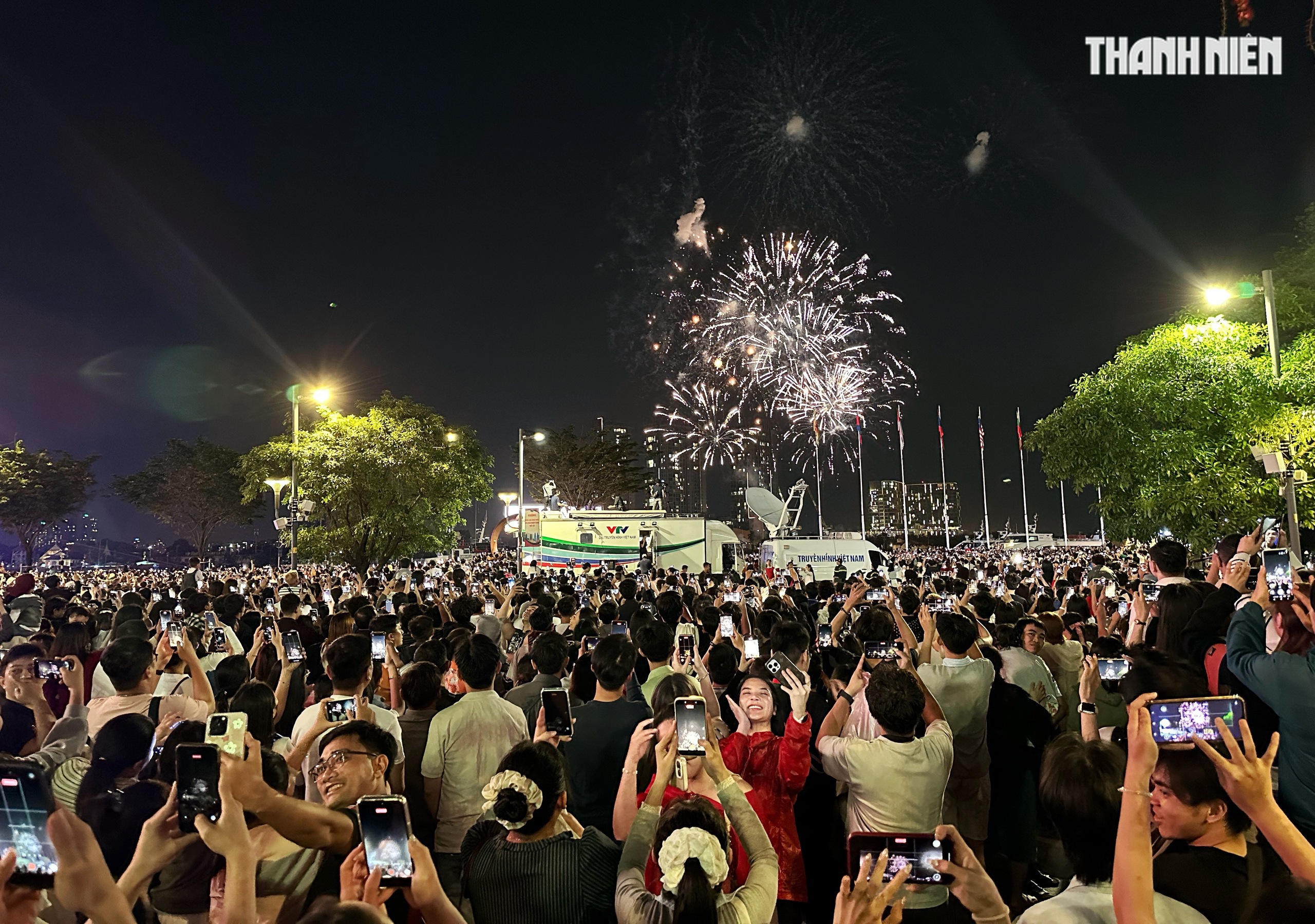 Rực rỡ ph&aacute;o hoa tr&ecirc;n bầu trời TP.HCM: Người d&acirc;n đ&oacute;n năm mới 2026 đầy hy vọng - Ảnh 9.
