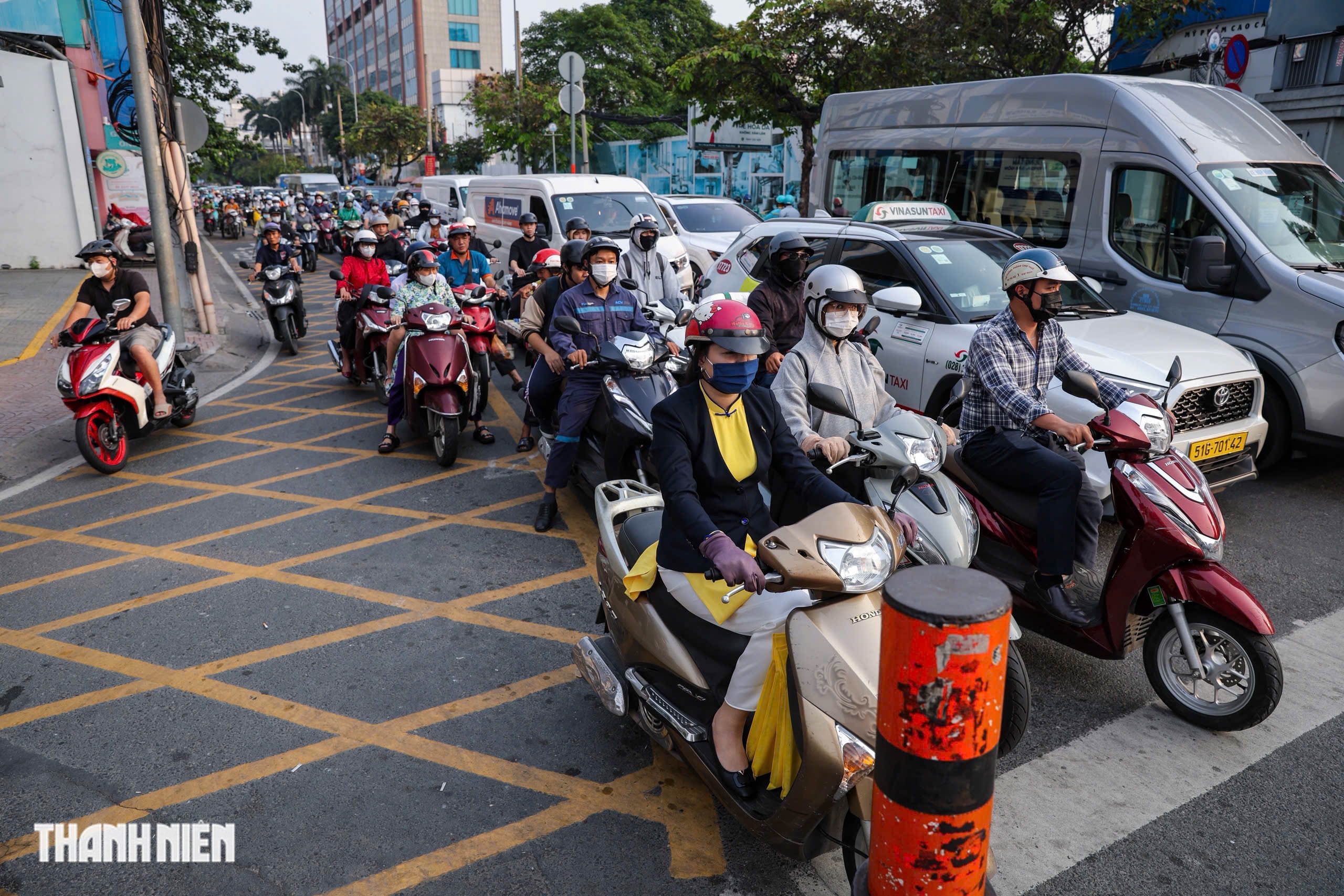 Người d&acirc;n TP.HCM đi thế n&agrave;o ở vạch mắt v&otilde;ng rẽ phải khi đ&egrave;n đỏ năm 2025 - Ảnh 3.