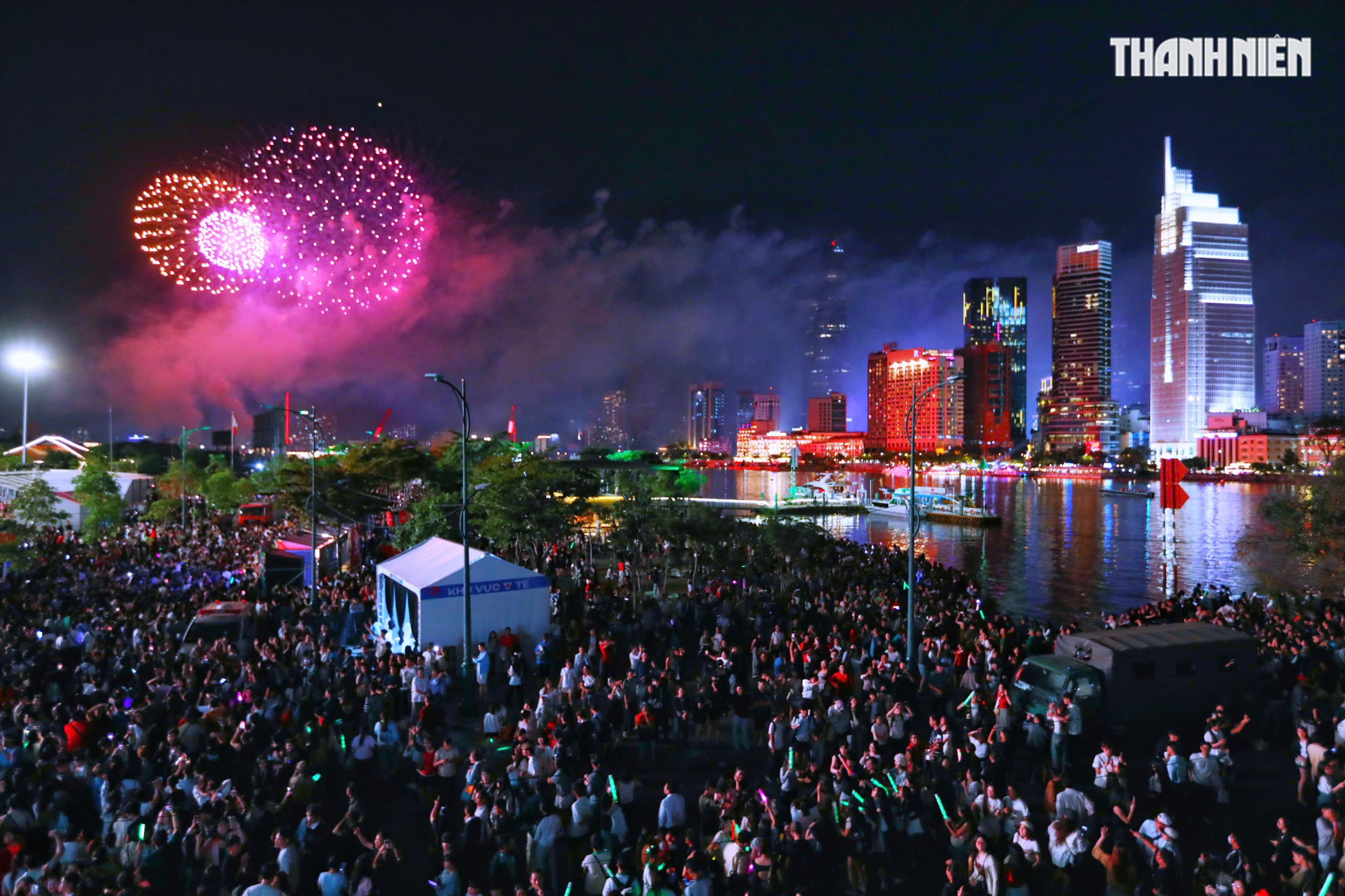 Rực rỡ ph&aacute;o hoa tr&ecirc;n bầu trời TP.HCM: Người d&acirc;n đ&oacute;n năm mới 2026 đầy hy vọng - Ảnh 1.