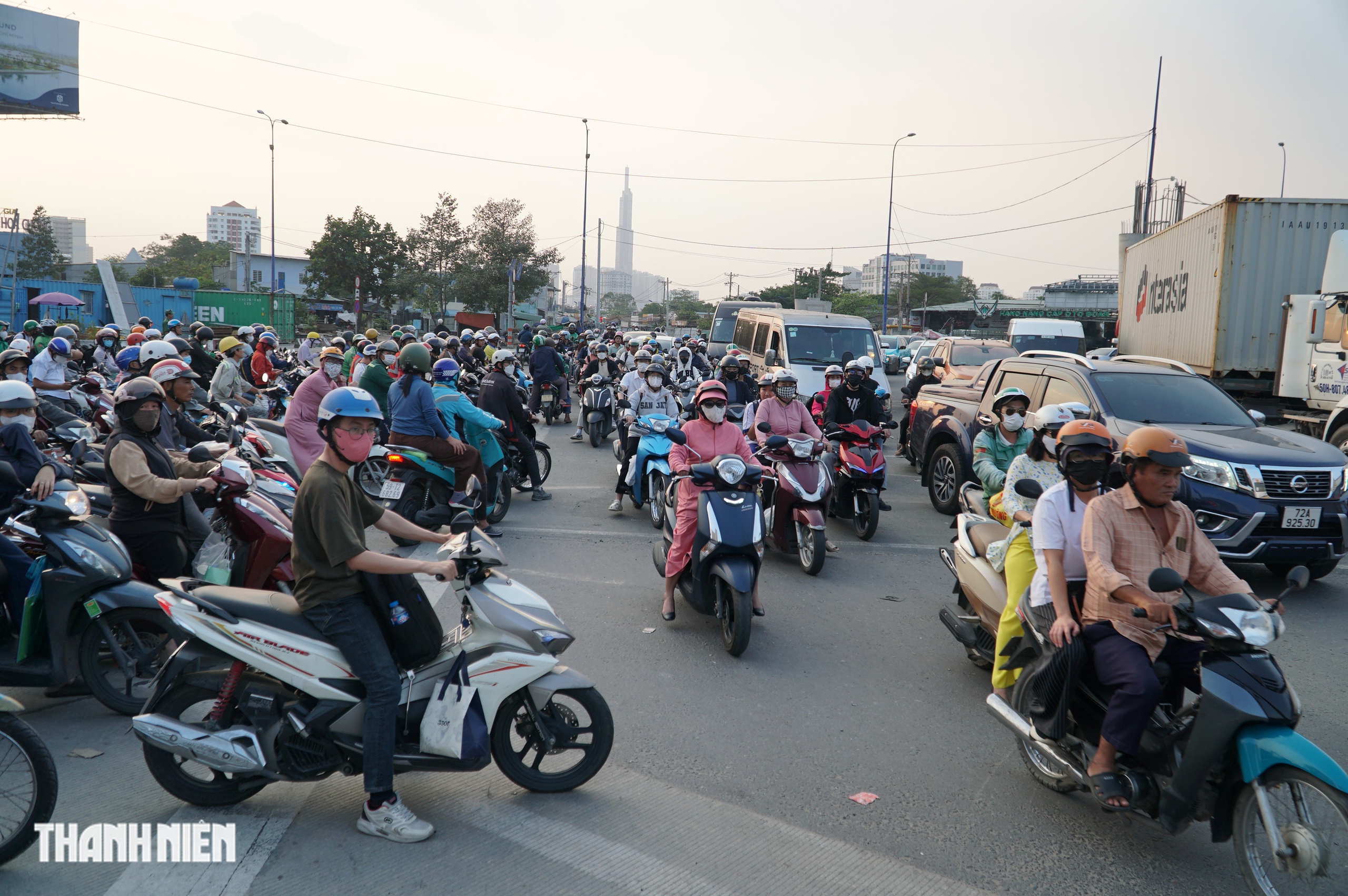 Ng&agrave;y cuối c&ugrave;ng năm 2025: Người ra bến xe về qu&ecirc;, đường s&aacute; đ&ocirc;ng đ&uacute;c xe cộ - Ảnh 5.