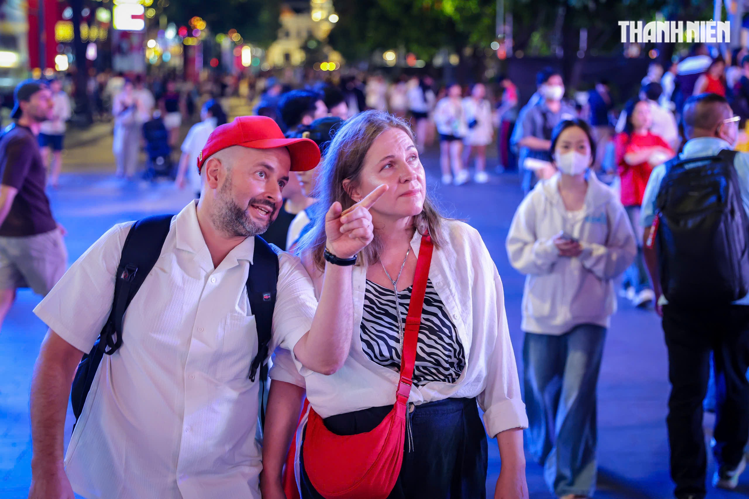 Rực rỡ ph&aacute;o hoa tr&ecirc;n bầu trời TP.HCM: Người d&acirc;n đ&oacute;n năm mới 2026 đầy hy vọng - Ảnh 14.