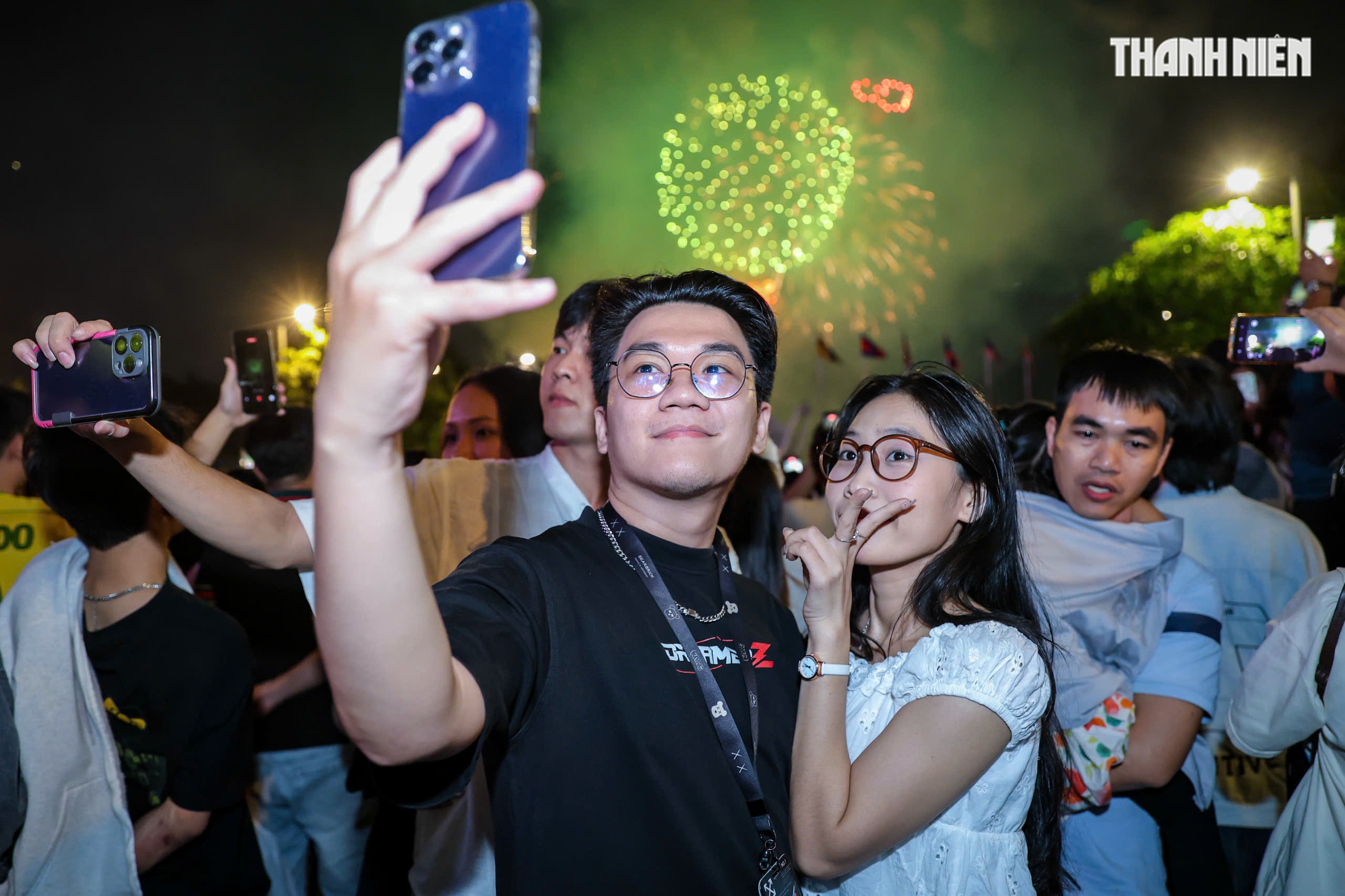 Rực rỡ ph&aacute;o hoa tr&ecirc;n bầu trời TP.HCM: Người d&acirc;n đ&oacute;n năm mới 2026 đầy hy vọng - Ảnh 2.