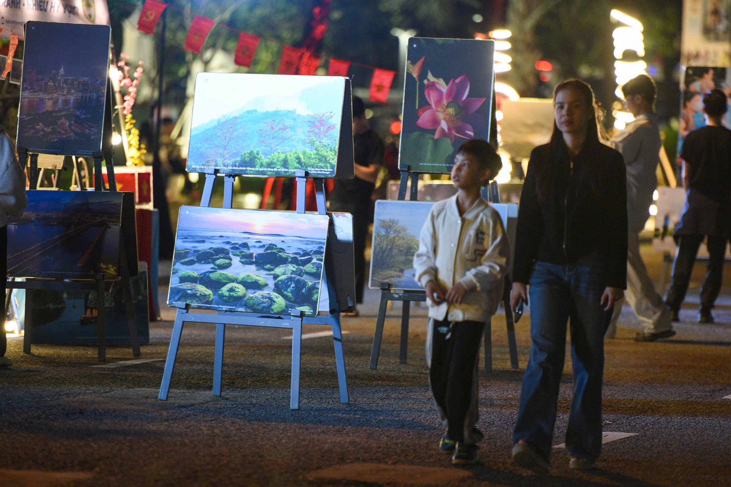 Giao thừa 2026: Đ&agrave; Nẵng đ&ocirc;ng nghẹt xe cộ, phố phường kh&ocirc;ng ngủ - Ảnh 3.