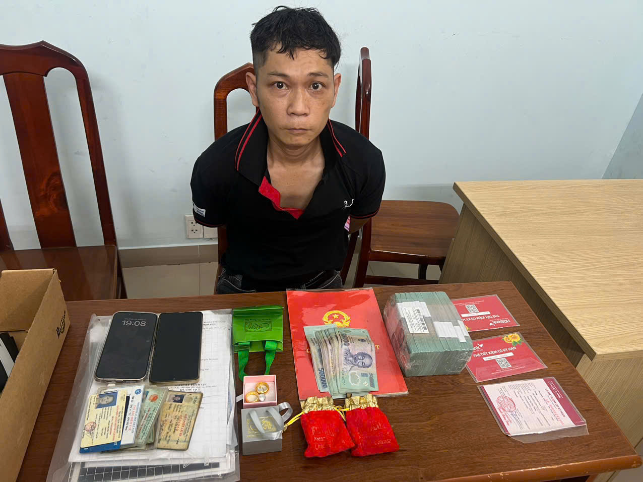 Trộm được hơn 1 tỉ đồng, nghi can cầm 500 triệu dẫn bạn gái đi tiêu xài- Ảnh 1. Trộm được hơn 1 tỉ đồng, nghi can cầm 500 triệu dẫn bạn gái đi tiêu xài- Ảnh 1.