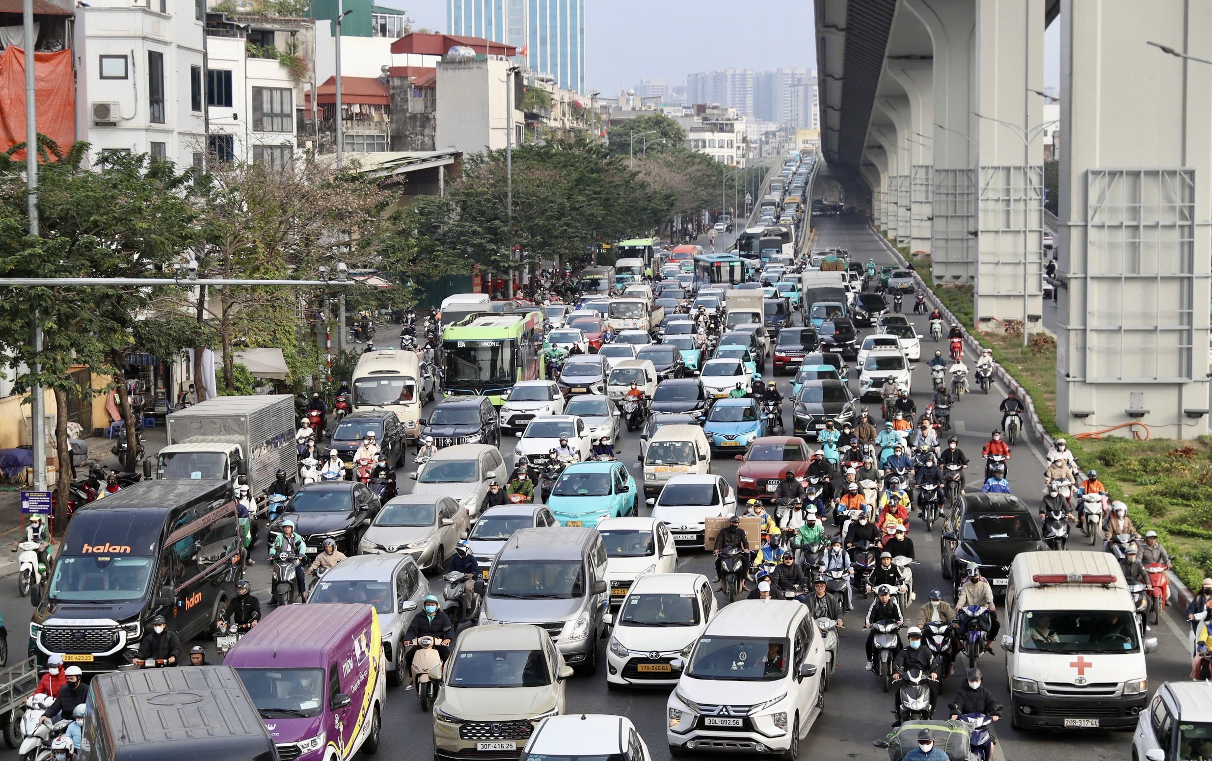 Người đổ về qu&ecirc; nghỉ tết Dương lịch 2026, cửa ng&otilde; H&agrave; Nội &ugrave;n tắc- Ảnh 10.