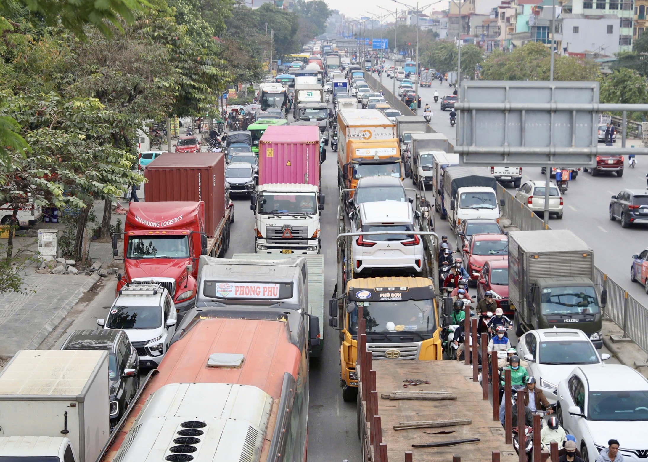 Người đổ về quê nghỉ tết Dương lịch 2026, cửa ngõ Hà Nội ùn tắc- Ảnh 14.