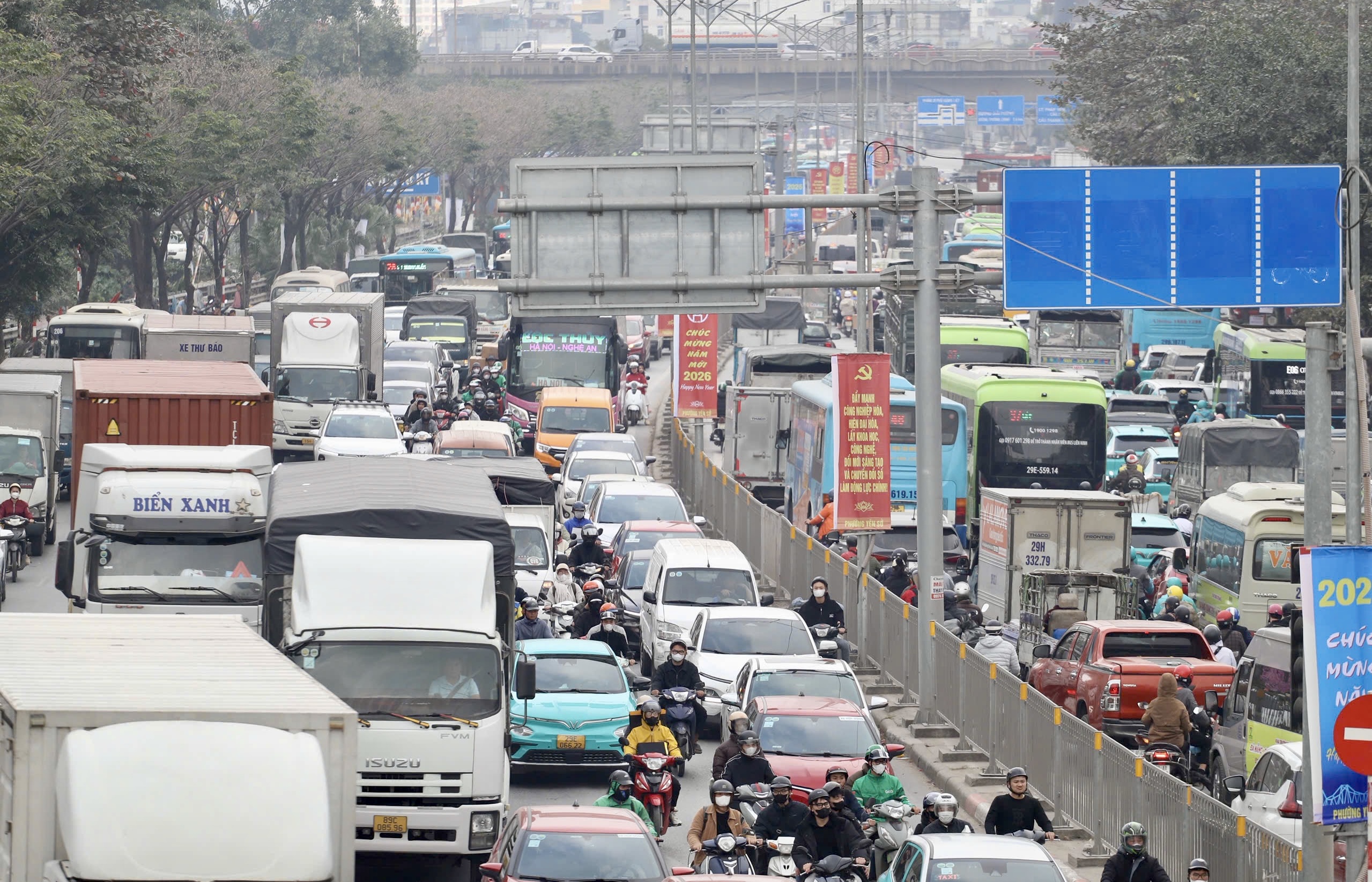 Người đổ về quê nghỉ tết Dương lịch 2026, cửa ngõ Hà Nội ùn tắc- Ảnh 15.