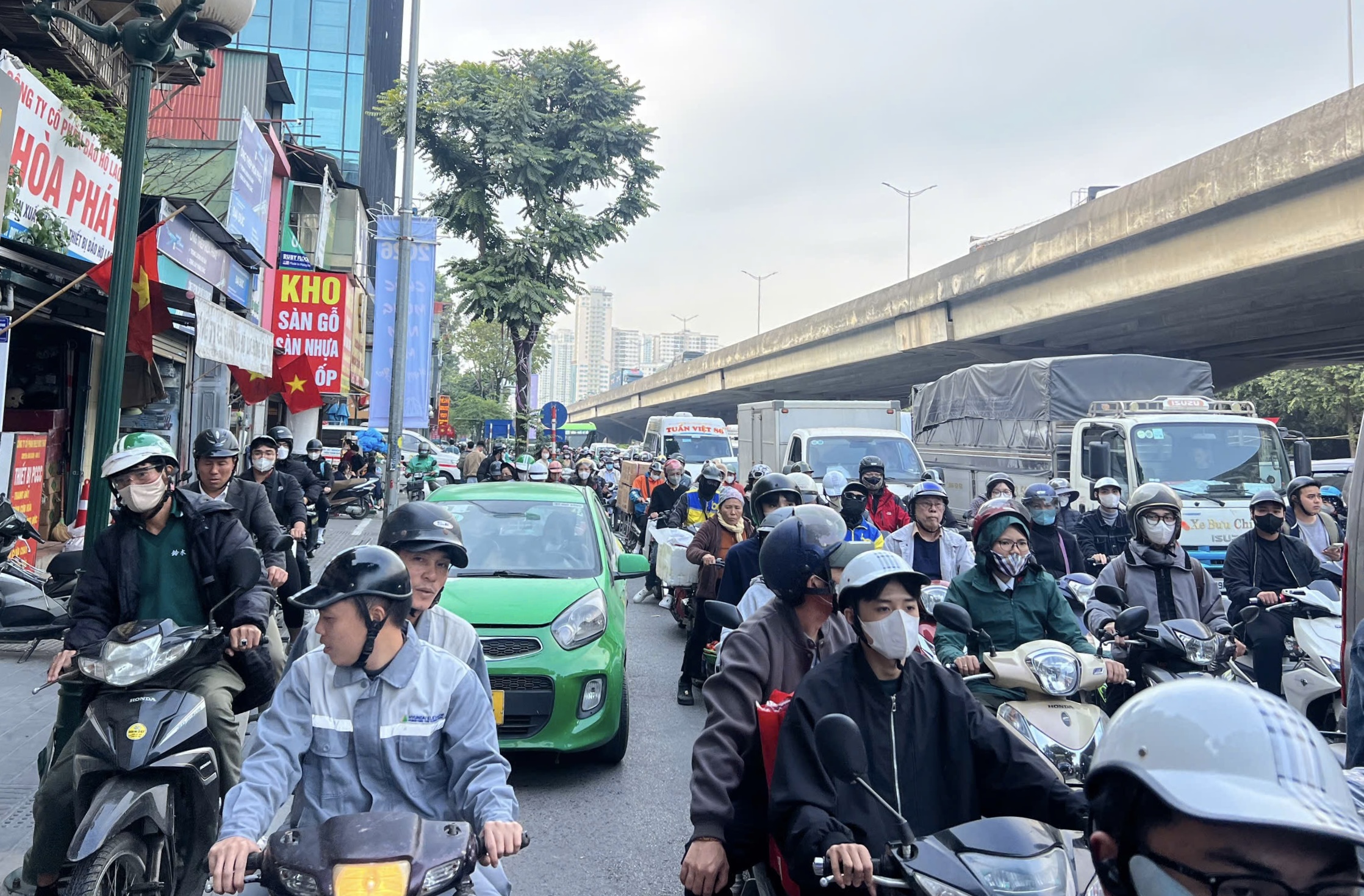 Người đổ về qu&ecirc; nghỉ tết Dương lịch 2026, cửa ng&otilde; H&agrave; Nội &ugrave;n tắc- Ảnh 2.