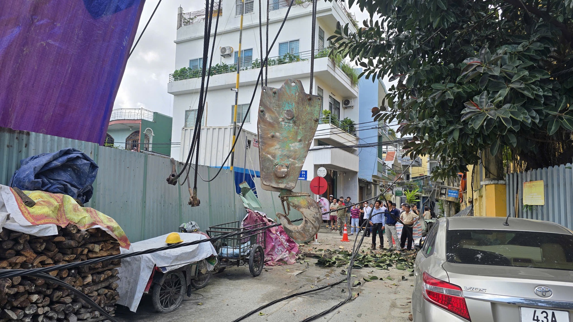 Hé lộ nguyên nhân gãy cần cẩu đè sập tường Bảo tàng điêu khắc Chăm - Ảnh 1.