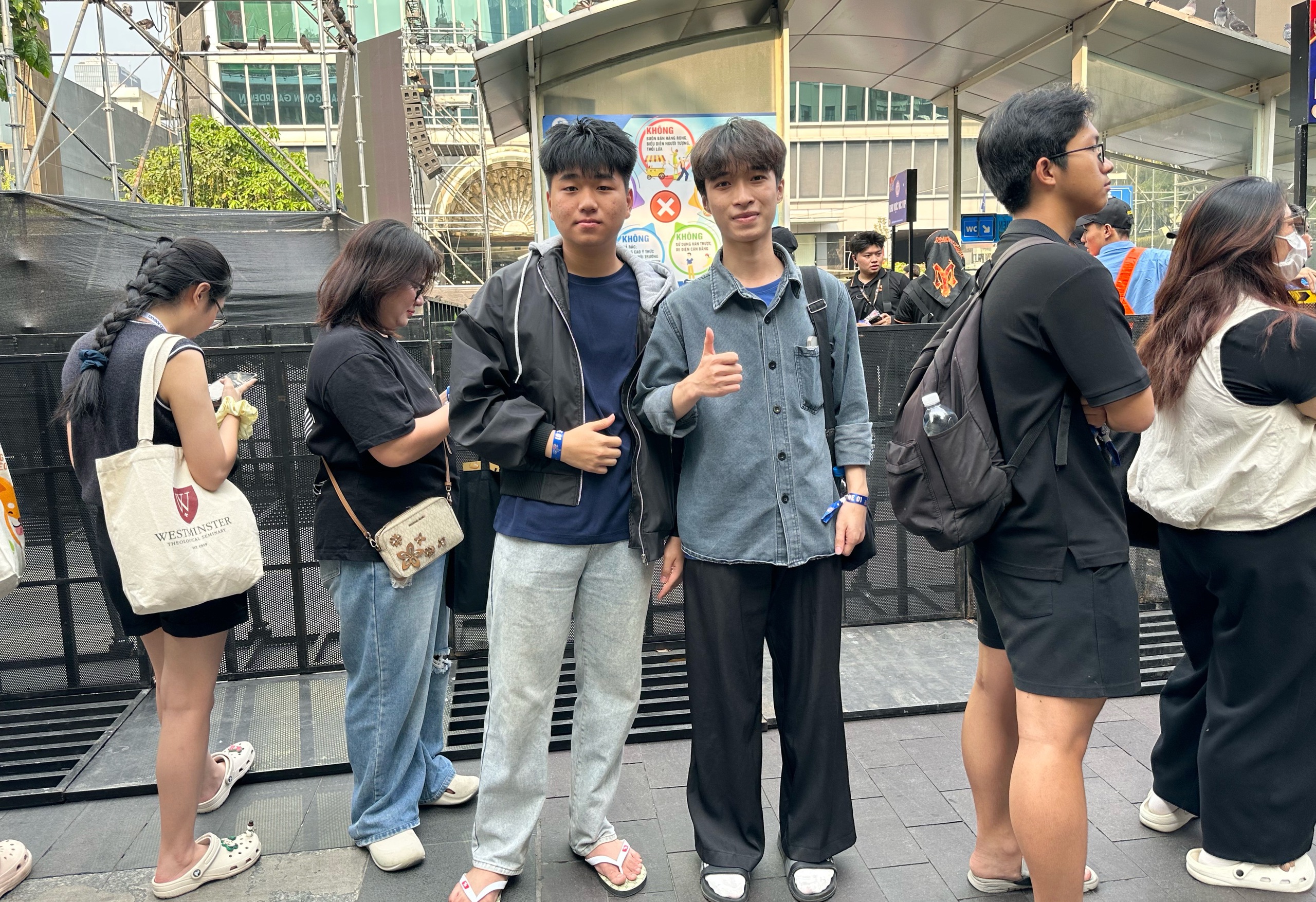 Chiều 31.12, d&ograve;ng người đổ về trung t&acirc;m TP.HCM countdown đ&oacute;n giao thừa 2026 - Ảnh 5.