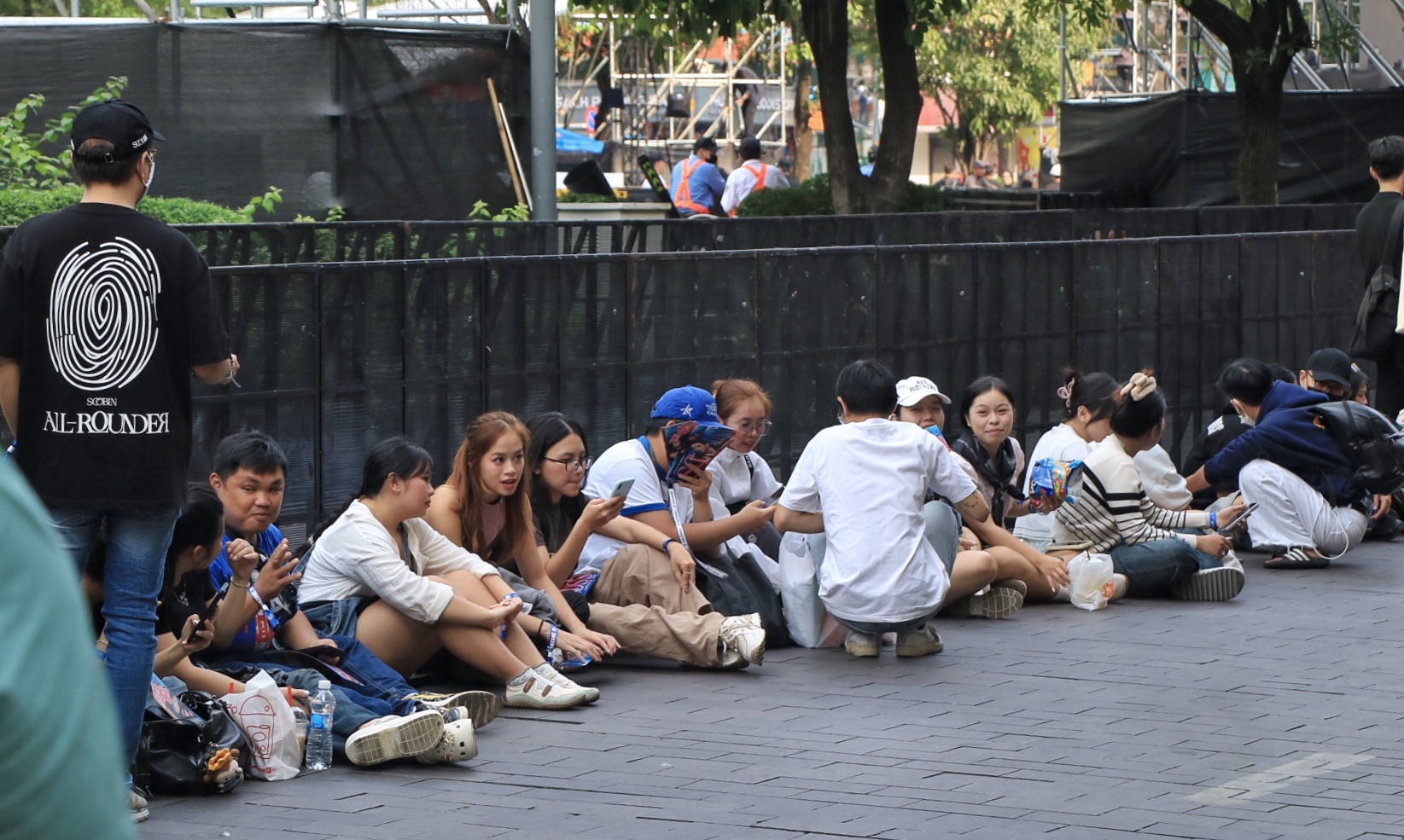 Chiều 31.12, d&ograve;ng người đổ về trung t&acirc;m TP.HCM countdown đ&oacute;n giao thừa 2026 - Ảnh 9.