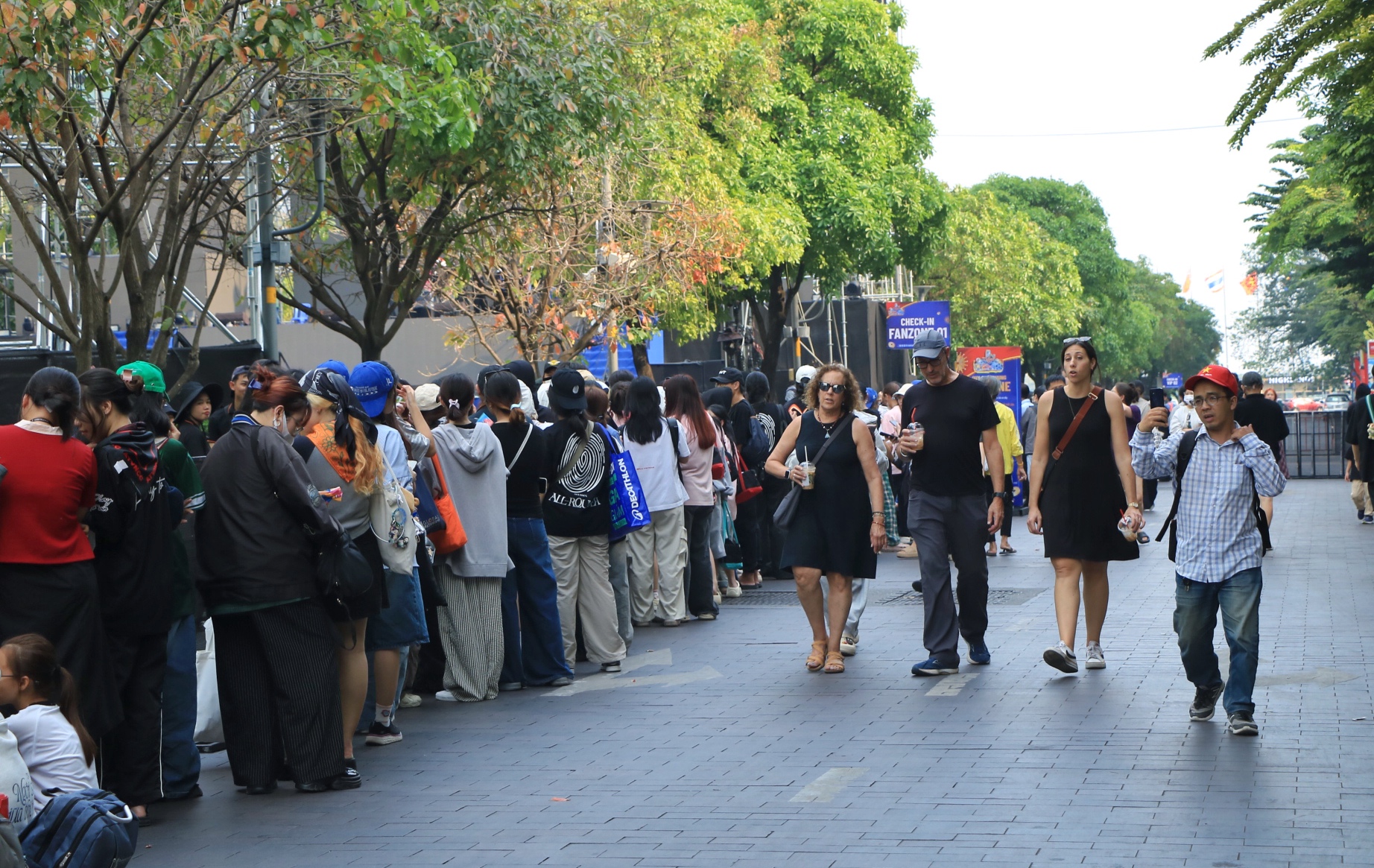 Chiều 31.12, d&ograve;ng người đổ về trung t&acirc;m TP.HCM countdown đ&oacute;n giao thừa 2026 - Ảnh 10.