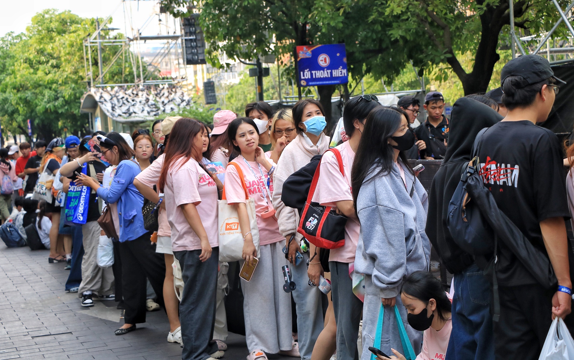 Chiều 31.12, d&ograve;ng người đổ về trung t&acirc;m TP.HCM countdown đ&oacute;n giao thừa 2026 - Ảnh 4.