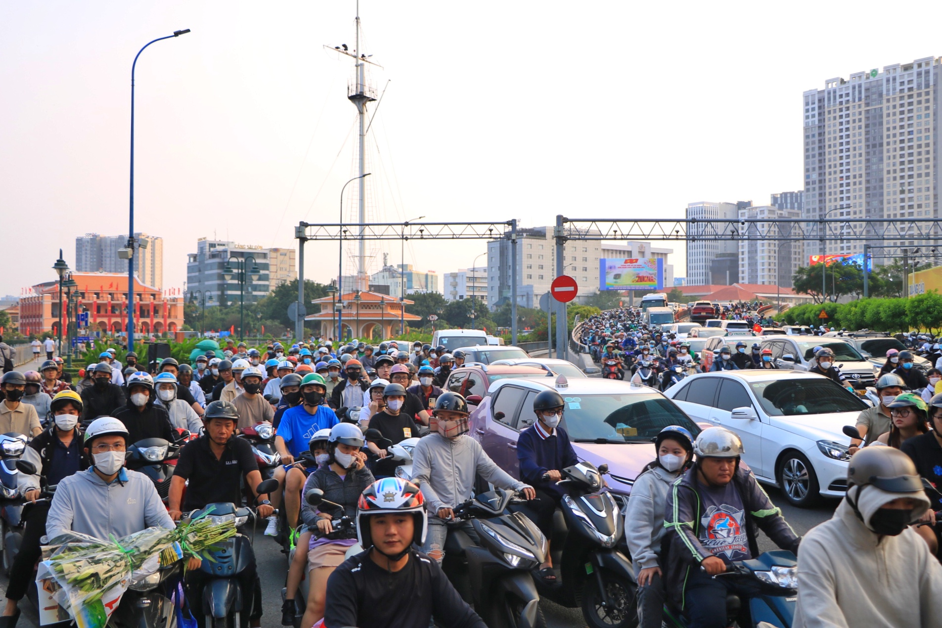 'Biển người' đang ở trung t&acirc;m TP.HCM chờ ngắm ph&aacute;o hoa giao thừa 2026 - Ảnh 3.
