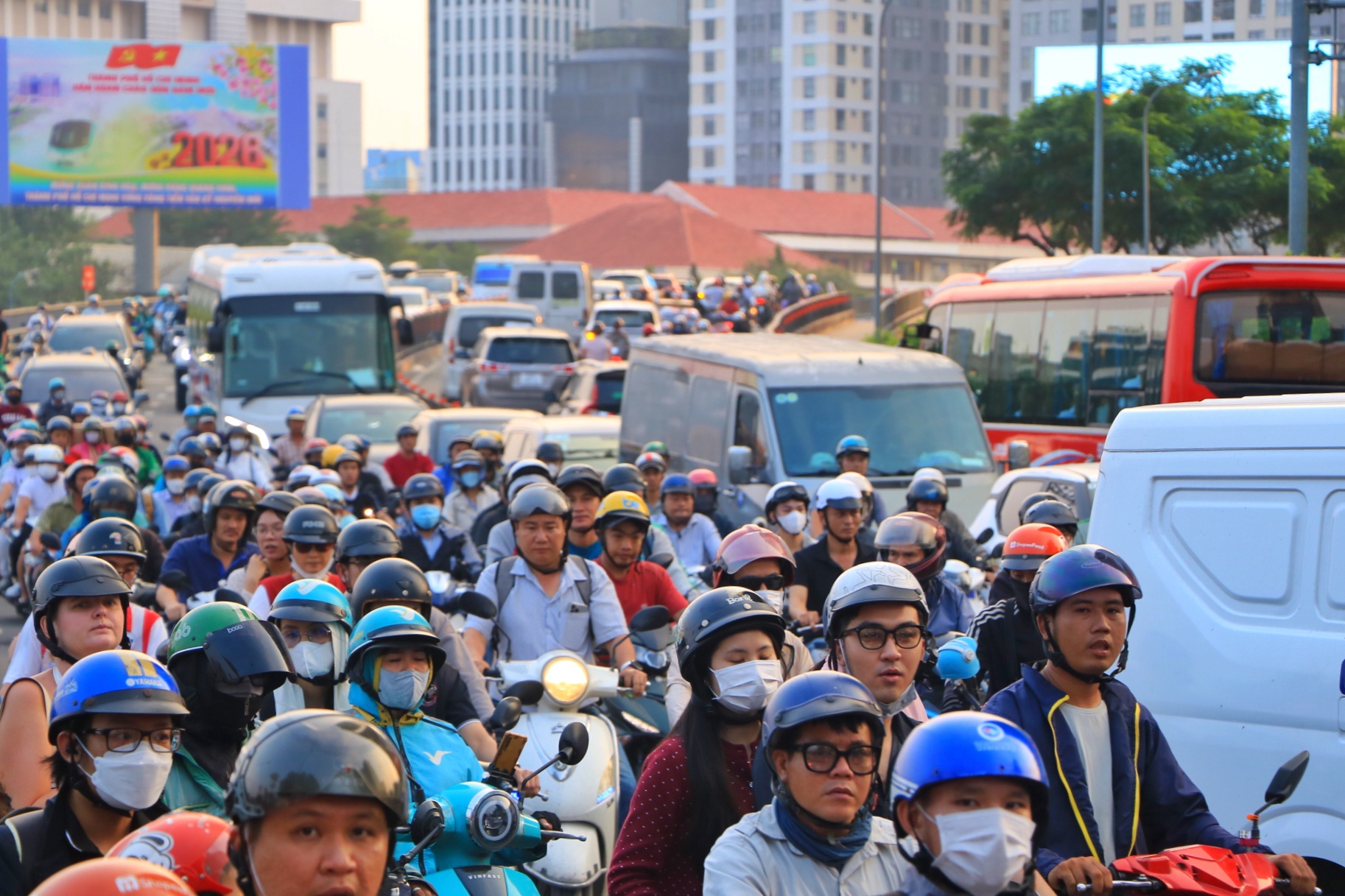 'Biển người' đang ở trung t&acirc;m TP.HCM chờ ngắm ph&aacute;o hoa giao thừa 2026 - Ảnh 4.