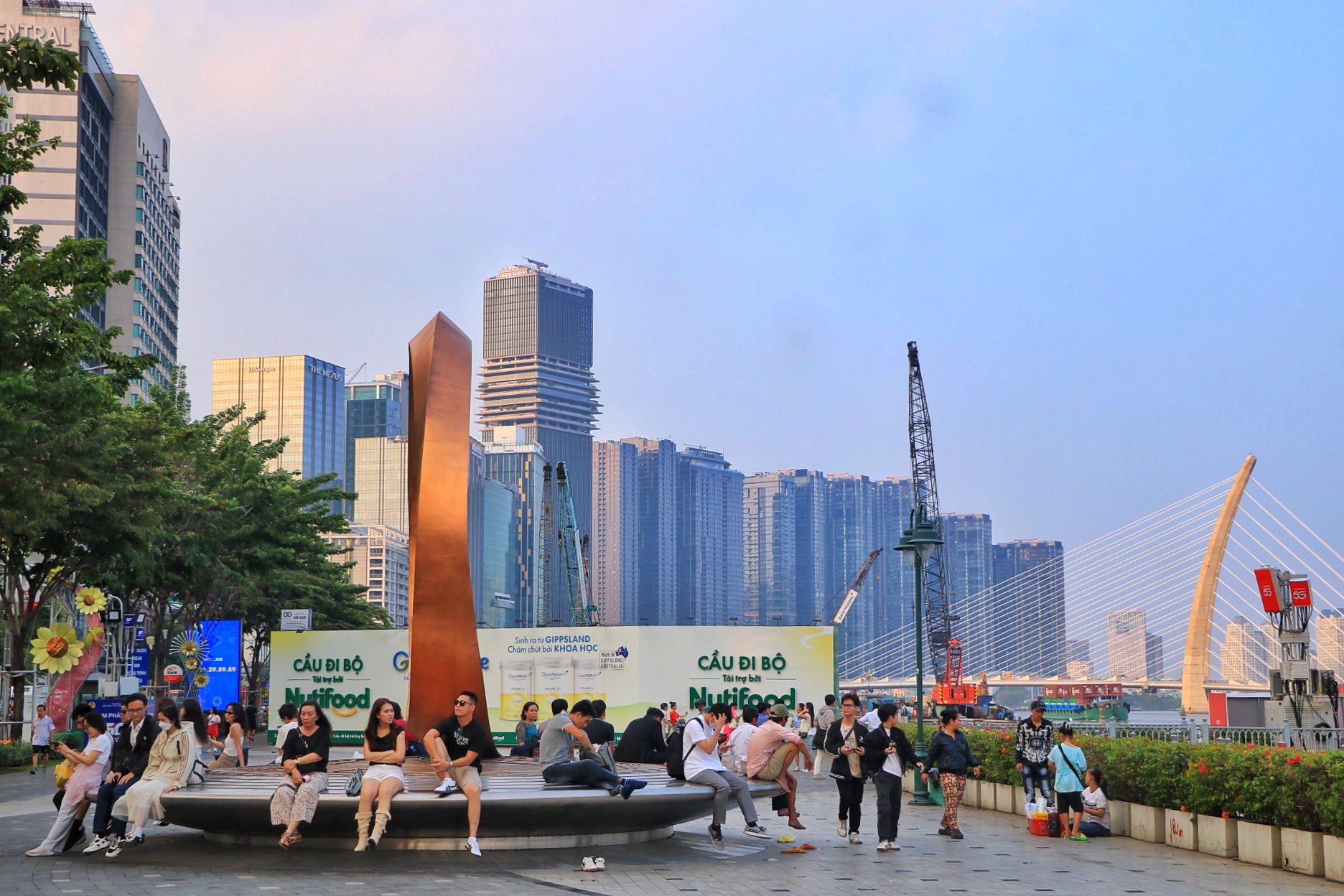 'Biển người' đang ở trung t&acirc;m TP.HCM chờ ngắm ph&aacute;o hoa giao thừa 2026 - Ảnh 5.