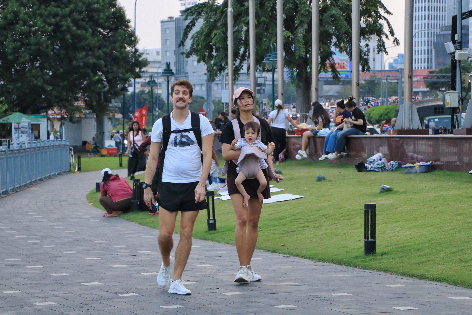 'Biển người' đang ở trung t&acirc;m TP.HCM chờ ngắm ph&aacute;o hoa giao thừa 2026 - Ảnh 7.