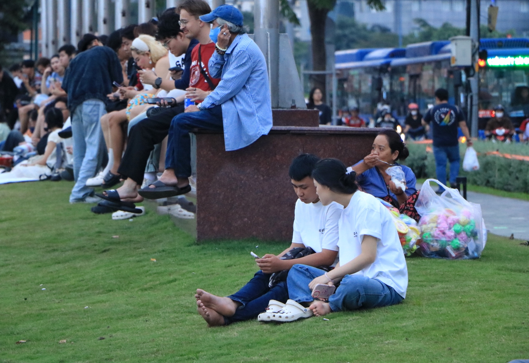 'Biển người' đang ở trung t&acirc;m TP.HCM chờ ngắm ph&aacute;o hoa giao thừa 2026 - Ảnh 6.