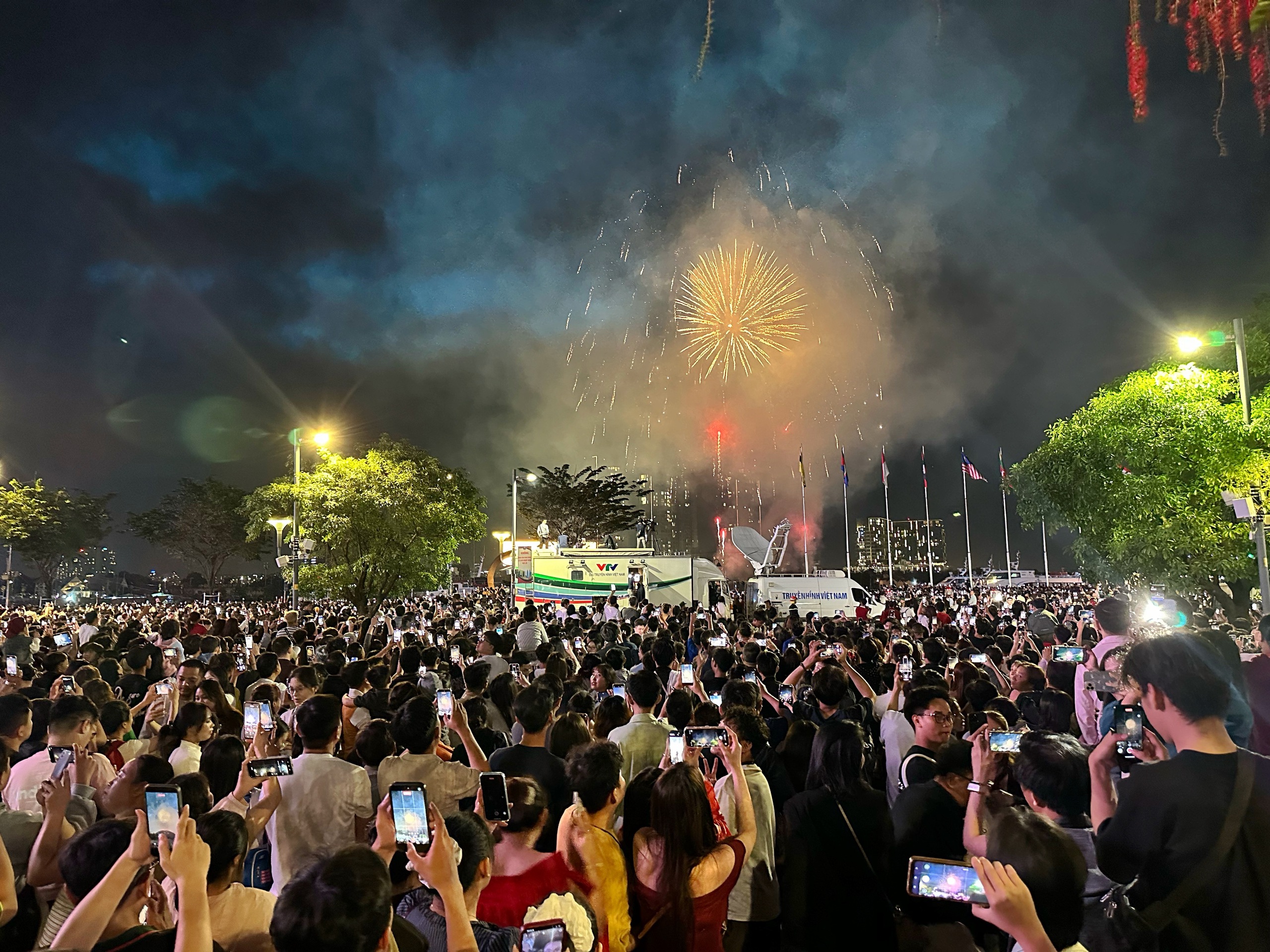 Trung tâm TP.HCM 'ngập' rác đêm giao thừa 2026: Điều bất ngờ sáng hôm sau - Ảnh 1.