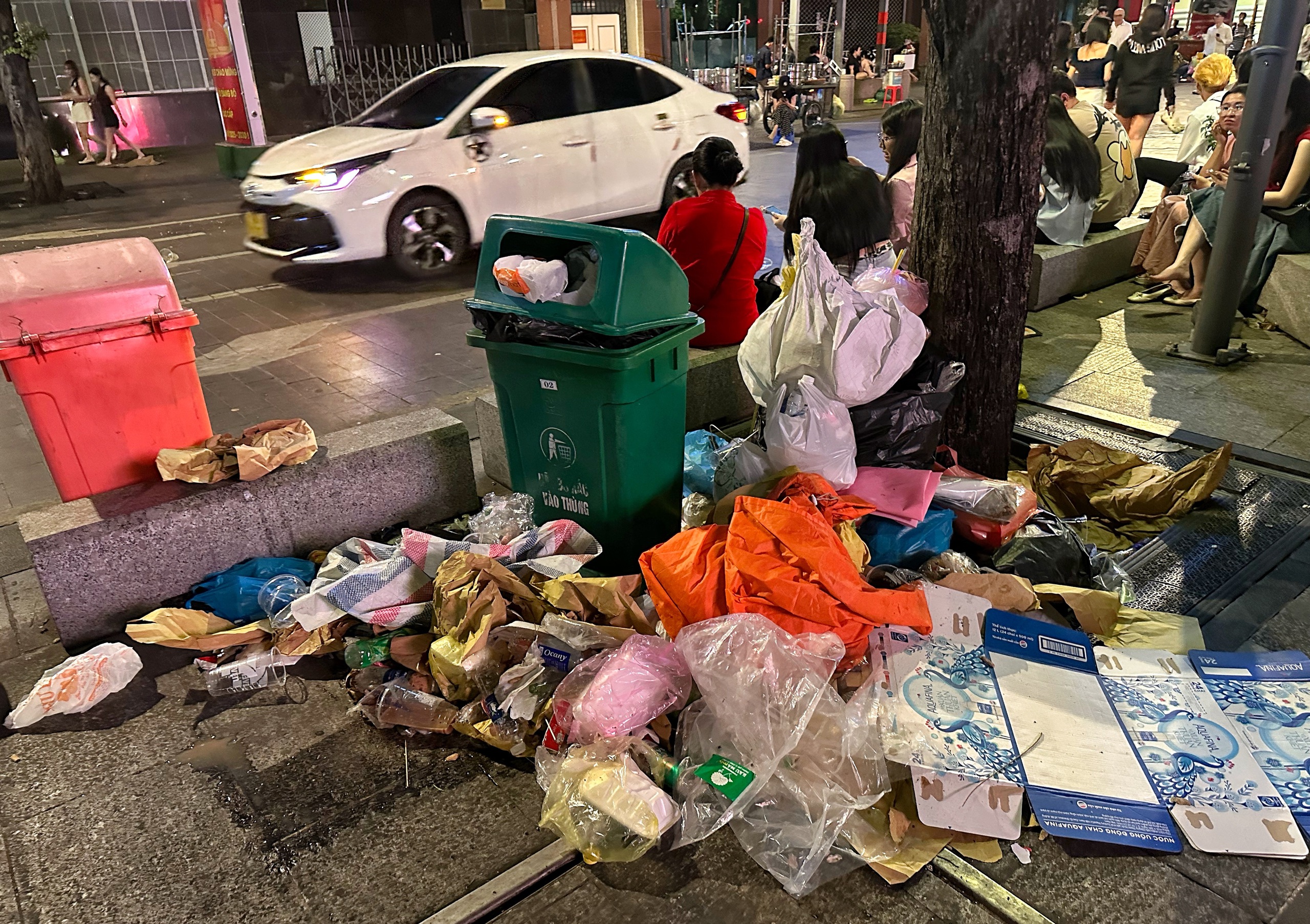 Trung tâm TP.HCM 'ngập' rác đêm giao thừa 2026: Điều bất ngờ sáng hôm sau - Ảnh 8.