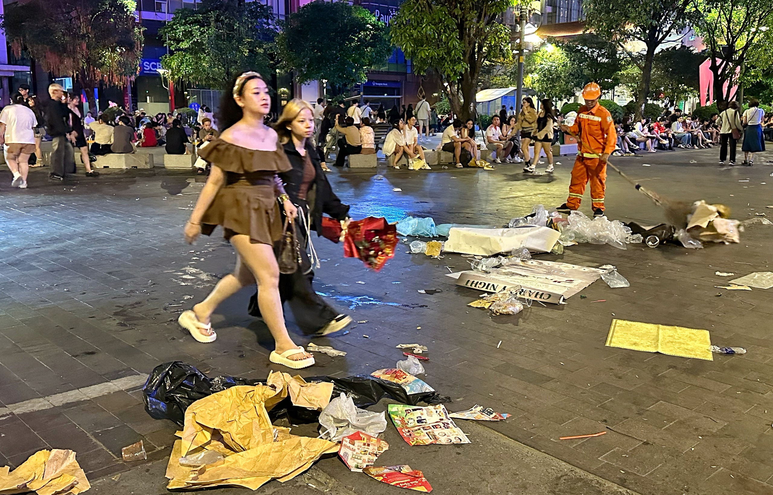 Trung tâm TP.HCM 'ngập' rác đêm giao thừa 2026: Điều bất ngờ sáng hôm sau - Ảnh 2.
