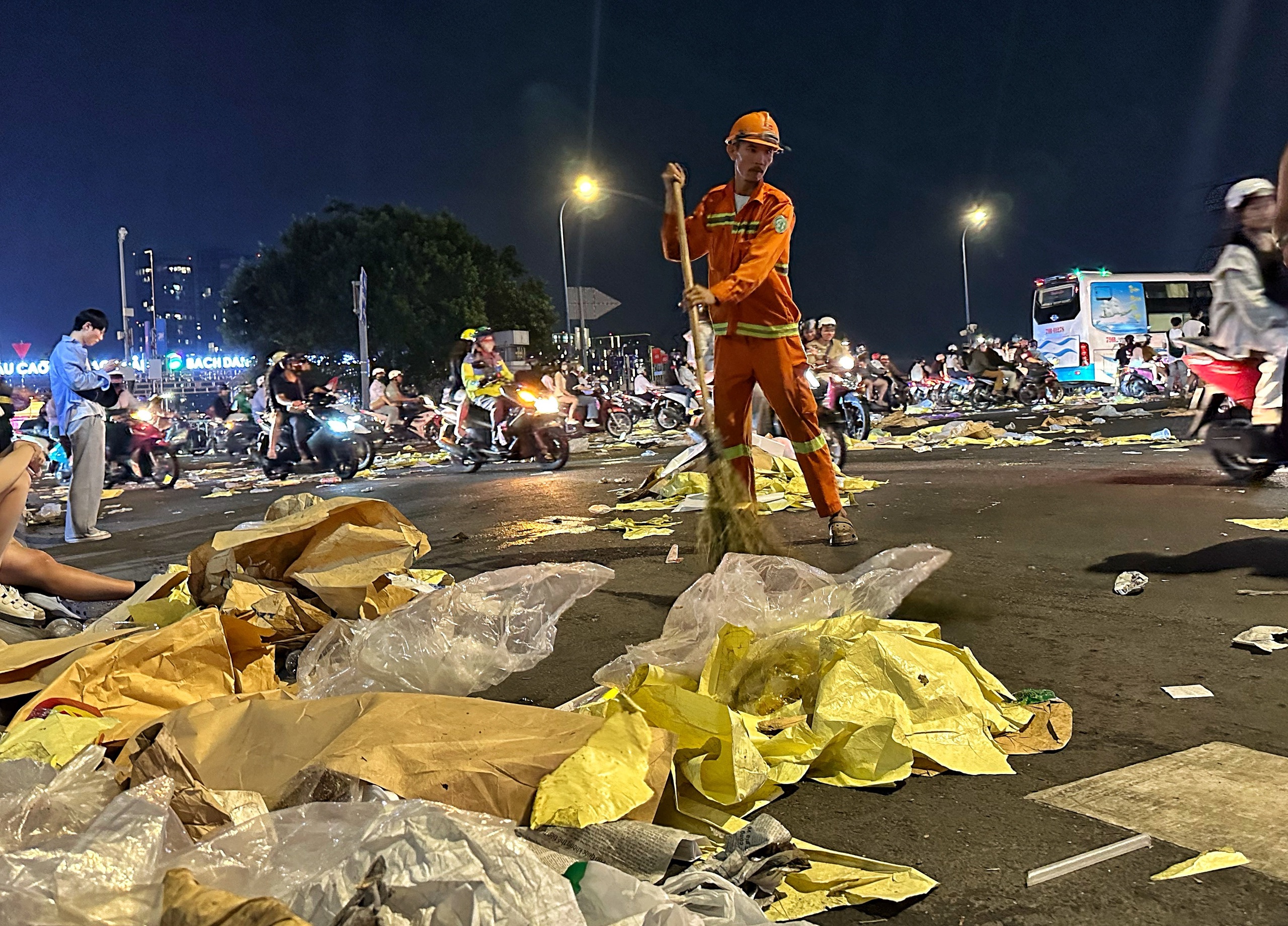 Trung tâm TP.HCM 'ngập' rác đêm giao thừa 2026: Điều bất ngờ sáng hôm sau - Ảnh 4.